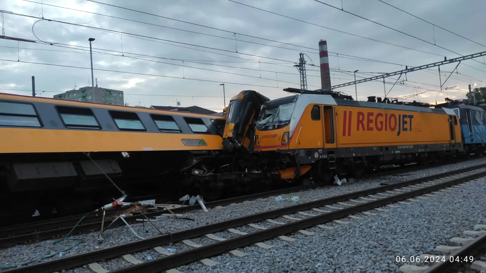 V Pardubiciach sa zrazil rýchlik s nákladným vlakom, zomreli 4 ľudia.