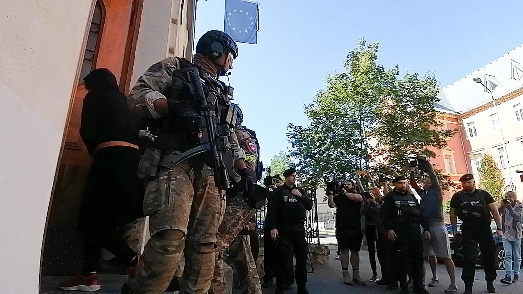 Súd v Pezinku vo štvrtok rozhodol o nevine Aleny Zsuzsovej v kauze vraždy Jána Kuciaka. Na slobode však ostala len pár minút a dnes sa rozhodne, či poputuje na slobodu alebo ostane za mrežami.