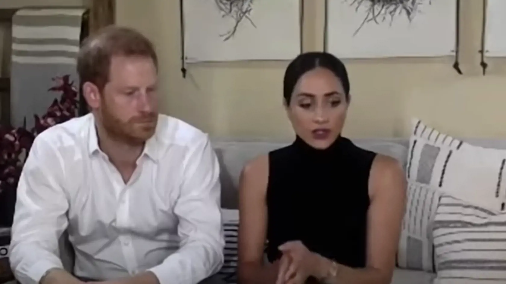 Vojvodkyňa Meghan sa poriadne zmenila. Namiesto prirodzenosti zvolila tmavší mejkap a sýty rúž.