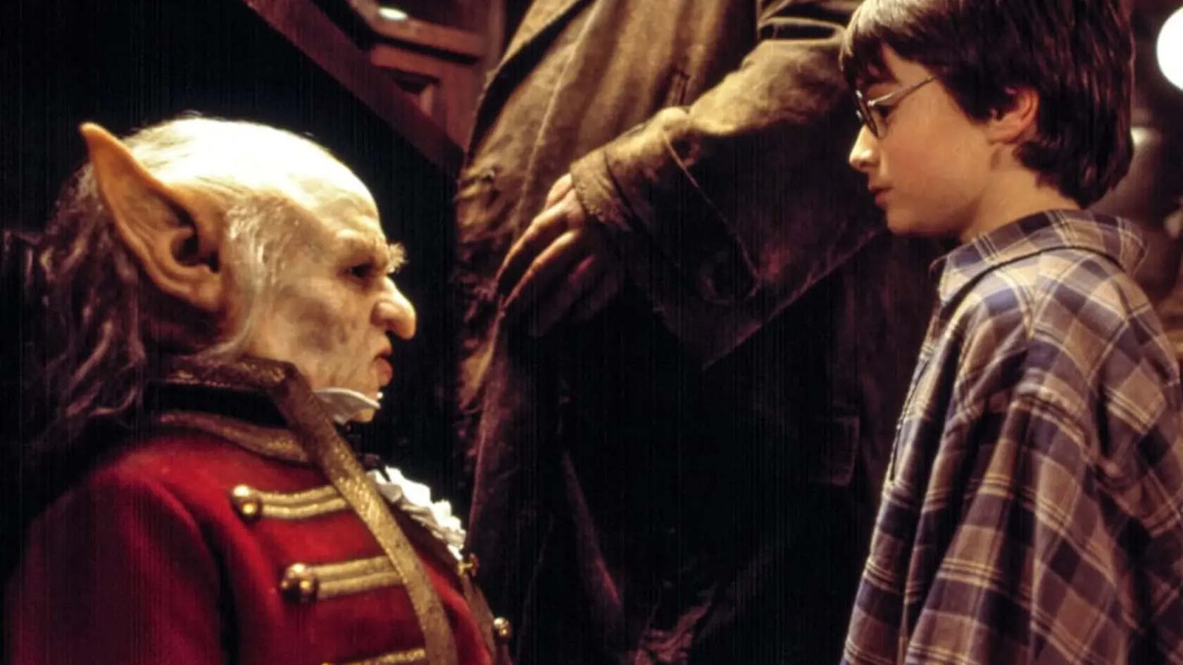 Herec, ktorý bol známy najmä vďaka úlohám škriatka v Gringottovej banke v sérii Harry Potter a vedľajšej postave v Star Wars: The Rise of Skywalker, bojoval so závislosťou od drog. V živote sa stretával s ťažkou závislosťou na marihuane a kokaíne. Svet obleteli snímky, kedy konzumuje vo veľkom drogy nielen doma, ale pokojne si šnupne nejaké to povzbudzovadlo priamo na ulici.