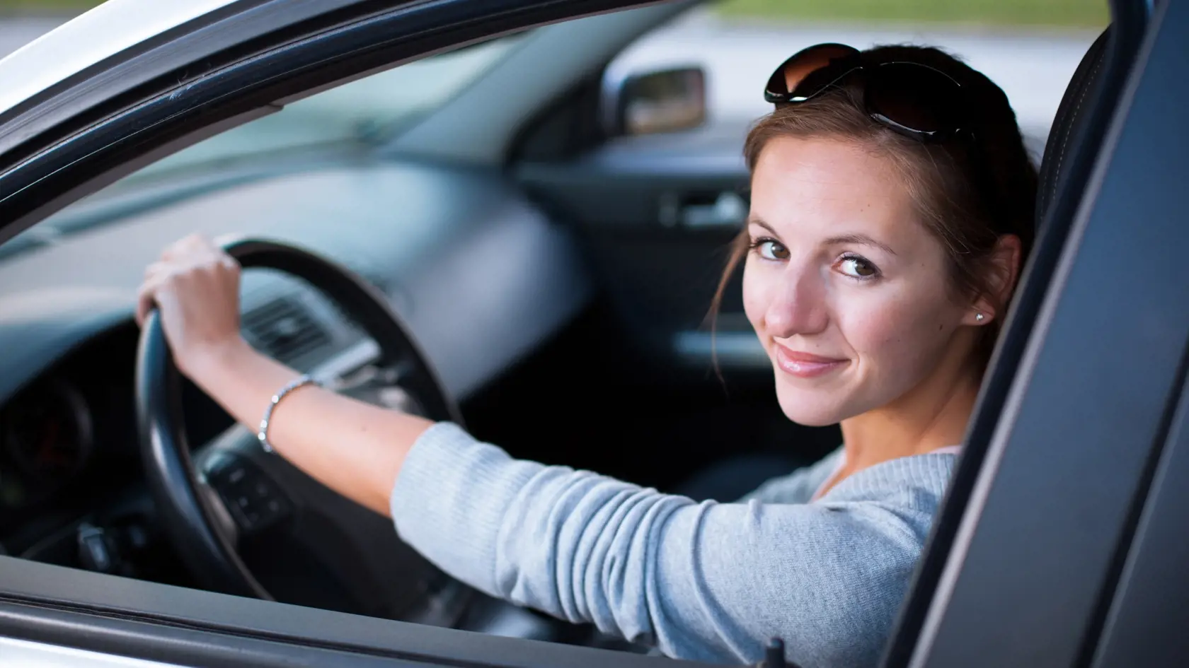 žena šoférka, vodička, žena za volantom, žena v aute, auto, šoférovanie