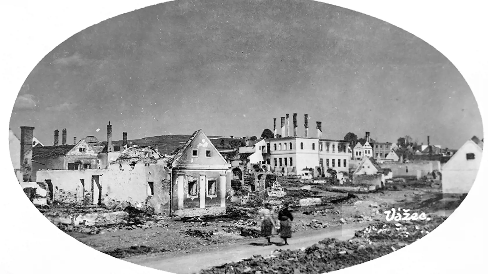 Po ohni už nebolo vo Važci čo zachraňovať. Po požiari v roku 1931 zostali stáť len kamenné a tehlové steny.