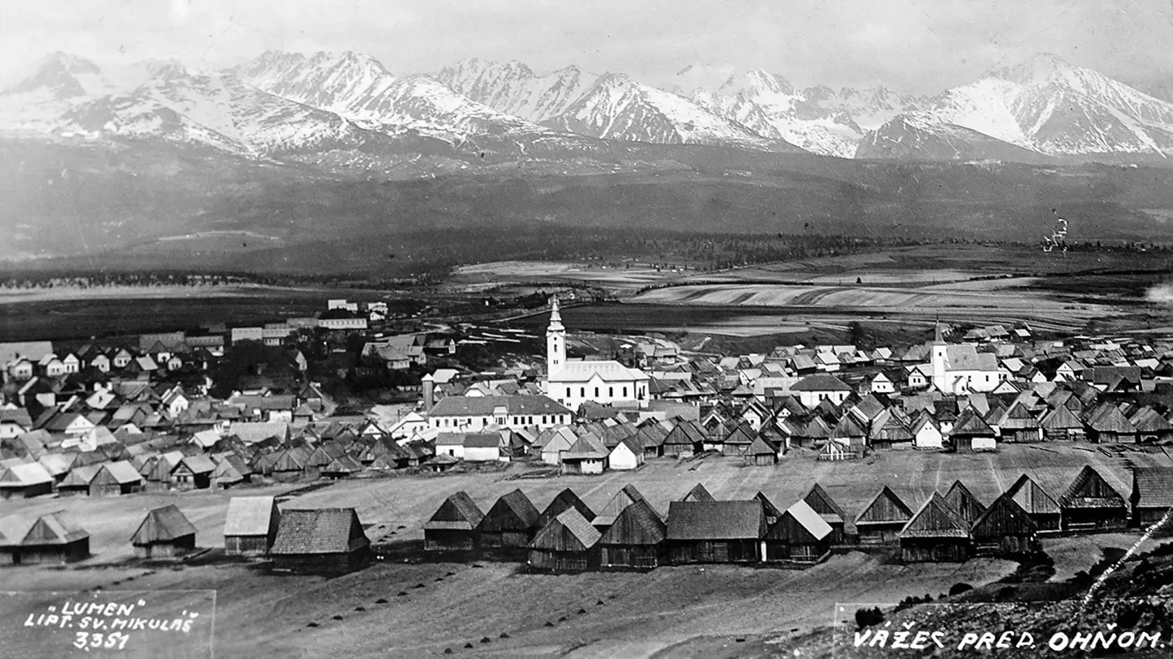 Dedina pred požiarom. Drevenica stála vedľa drevenice.