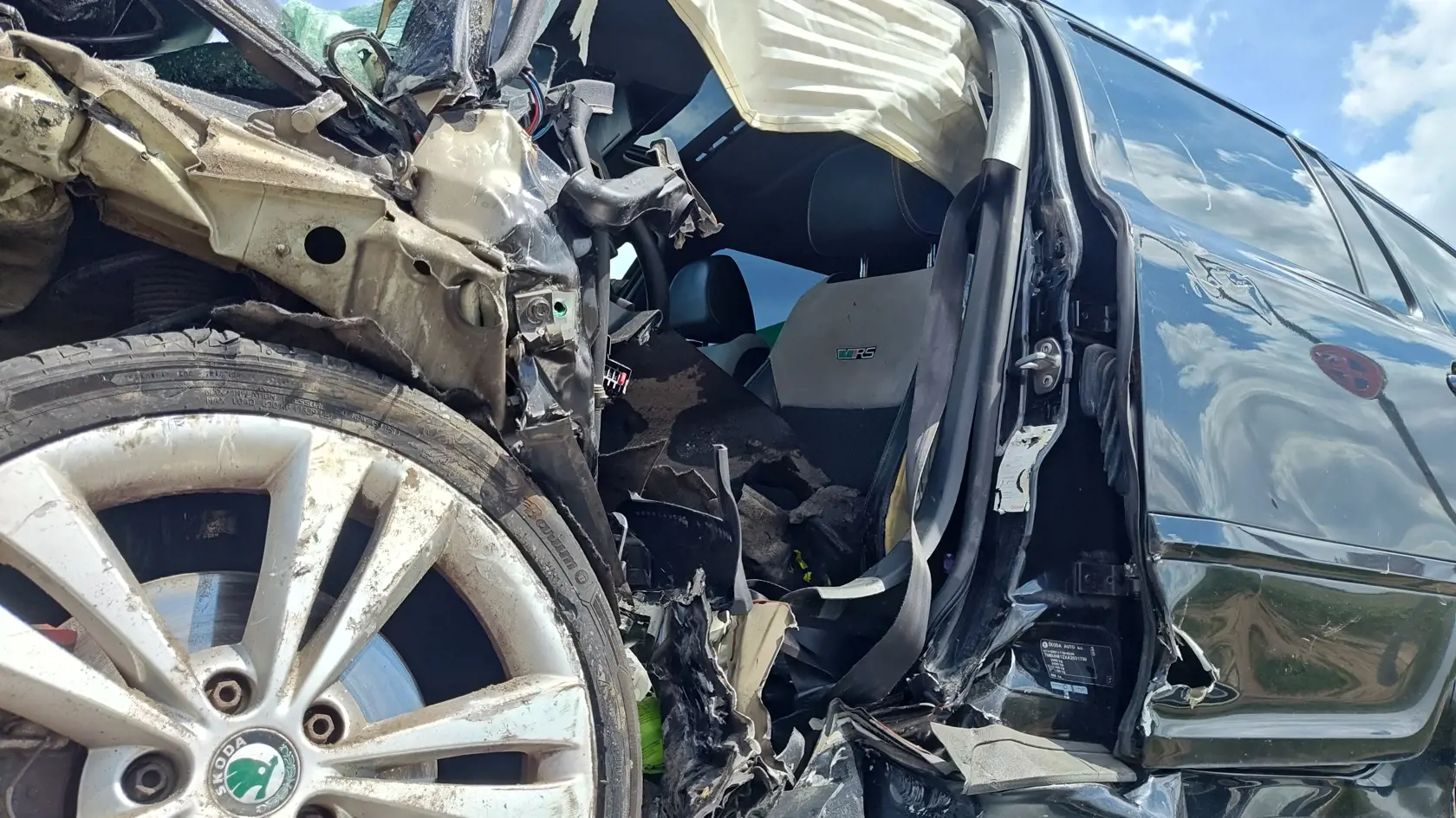 Viaceré autá sa zrazili pri diaľnici D1 za obcou Blatné. Na mieste zasahoval aj vrtuľník a čelná zrážka si vyžiadala jednu obeť a troch zranených. Medzi zranenými je aj dieťa.