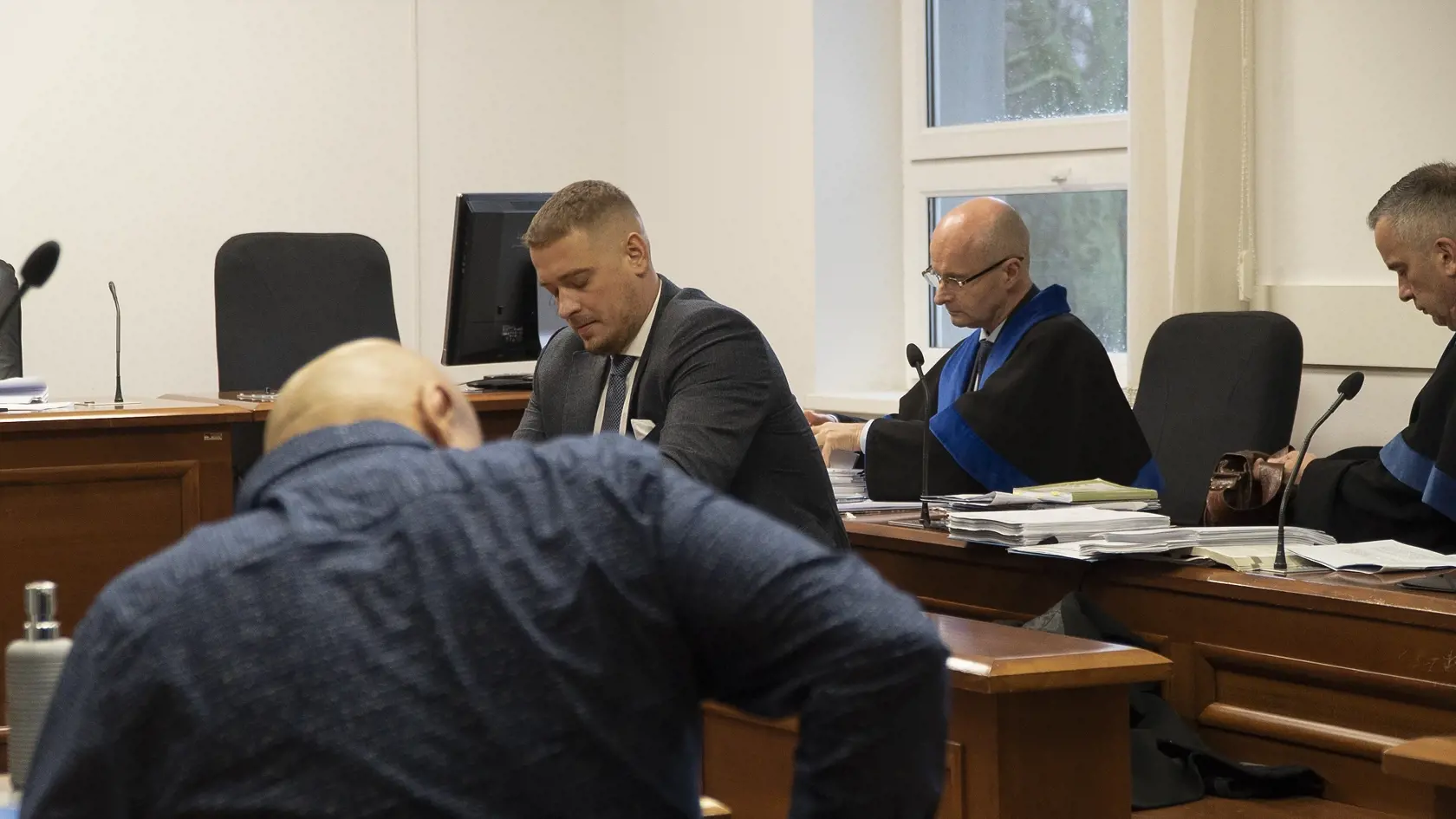 Pojednávanie s obžalovaným Štefanom Žigom v kauze Valčeky zo dňa 10. januára 2023. Na snímke je Štefan Žiga a Bernard Slobodník (chrbtom).