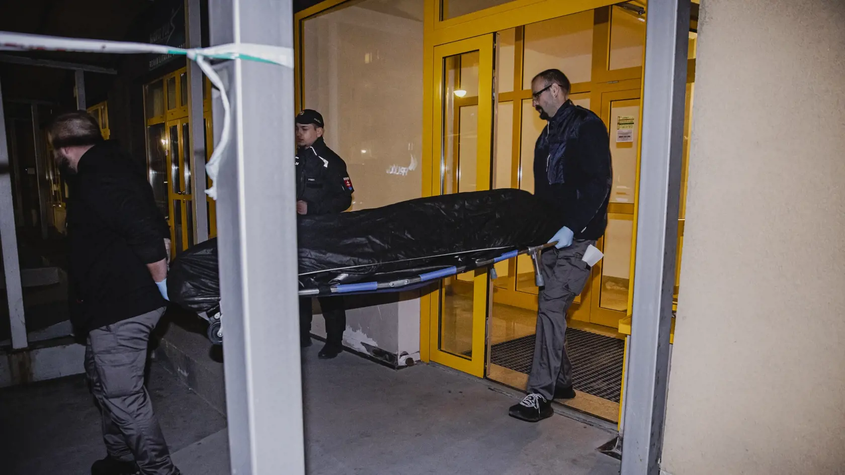 Polícia krátko po 10.15h prijala informáciu, v zmysle ktorej malo dôjsť k pádu osoby mužského pohlavia z jedného z bytov na Vyšehradskej ulici v Petržalke. Muž bol privolanou záchrannou službou prevezený do jednej z nemocníc, kde zraneniam podľahol. 
Krátko po 15.00 h sme prijala ďalšie oznámenie, v zmysle ktorého malo dôjsť na uvedenej adrese k pádu ďalšej osoby – tentokrát ženského pohlavia. Tá utrpela pádom zranenia, ktorým na mieste podľahla. 
Policajti na mieste vykonávali od prvotného ozná