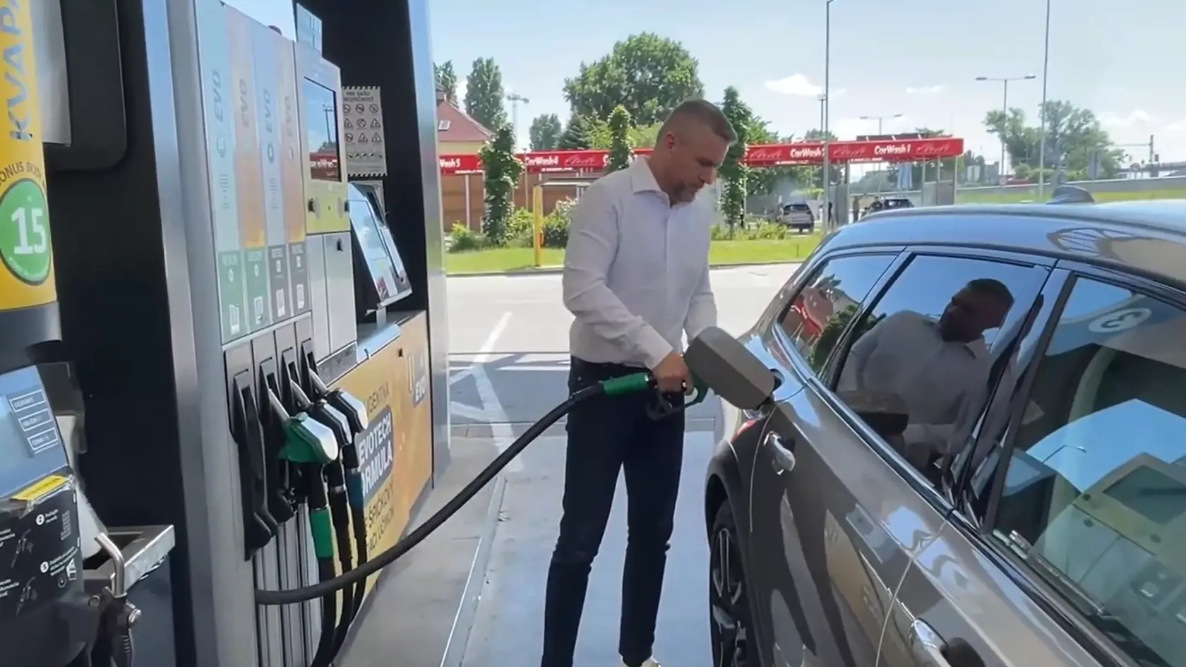 Predseda Hlasu-SD Peter Pellegrini sa rozhodol nakrútiť video na benzínovej pumpe a takýmto spôsobom upozorniť na to, že ceny benzínu a nafty sú už na Slovensku neúnosné.