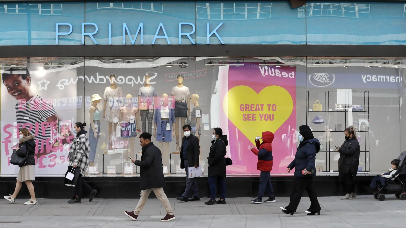 JB 21 Londýn - Ľudia stoja v rade pred obchodným domom Primark na ulici Oxford Street v Londýne 12. apríla 2021. V Anglicku sa od pondelka môžu opätovne otvoriť tzv. záhradné pohostinstvá a exteriérové časti reštaurácií či iných gastronomických prevádzok. Znovu sa tiež otvárajú obchody s iným než nevyhnutným tovarom, a tiež kaderníctva, posilňovne, plavecké bazény, nechtové štúdia, či zoologické záhrady. Zrušený bol aj zákaz vychádzania po 22.00 h. FOTO TASR/AP 

People queue to get into Primark