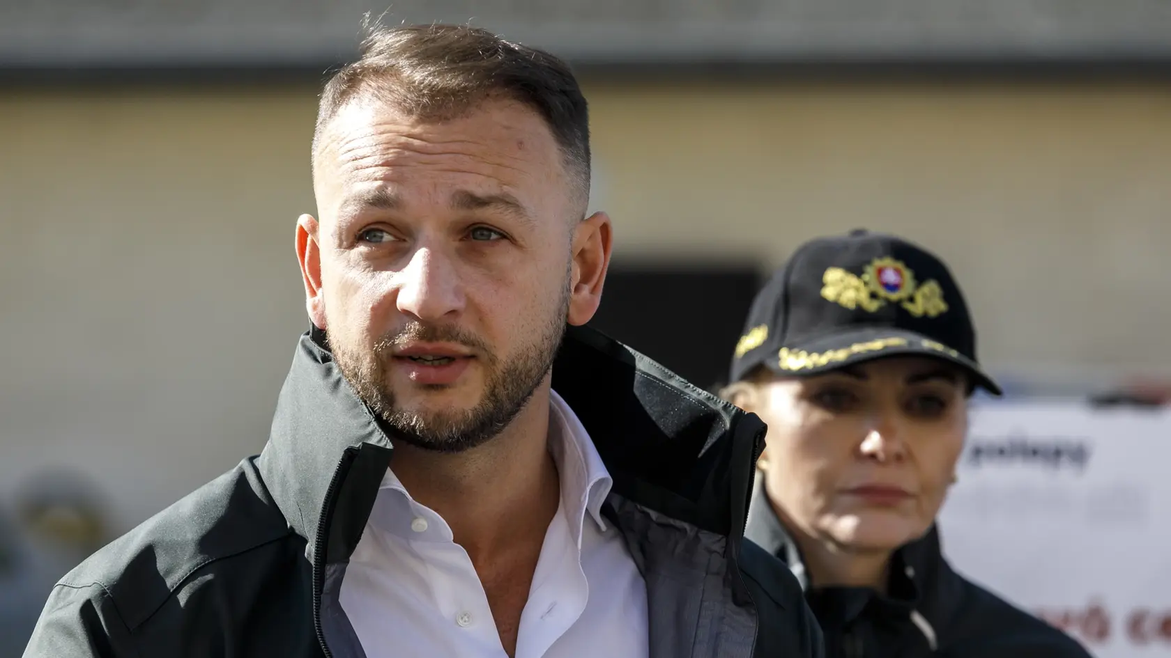 Na snímke zľava minister vnútra SR Matúš Šutaj Eštok (Hlas-SD) a prezidentka Policajného zboru SR Jana Maškarová počas tlačovej konferencie, na ktorej Ministerstvo vnútra SR predstavilo nový dizajn polepu policajných vozidiel v Bratislave 7. marca 2025. FOTO TASR - Dano Veselský