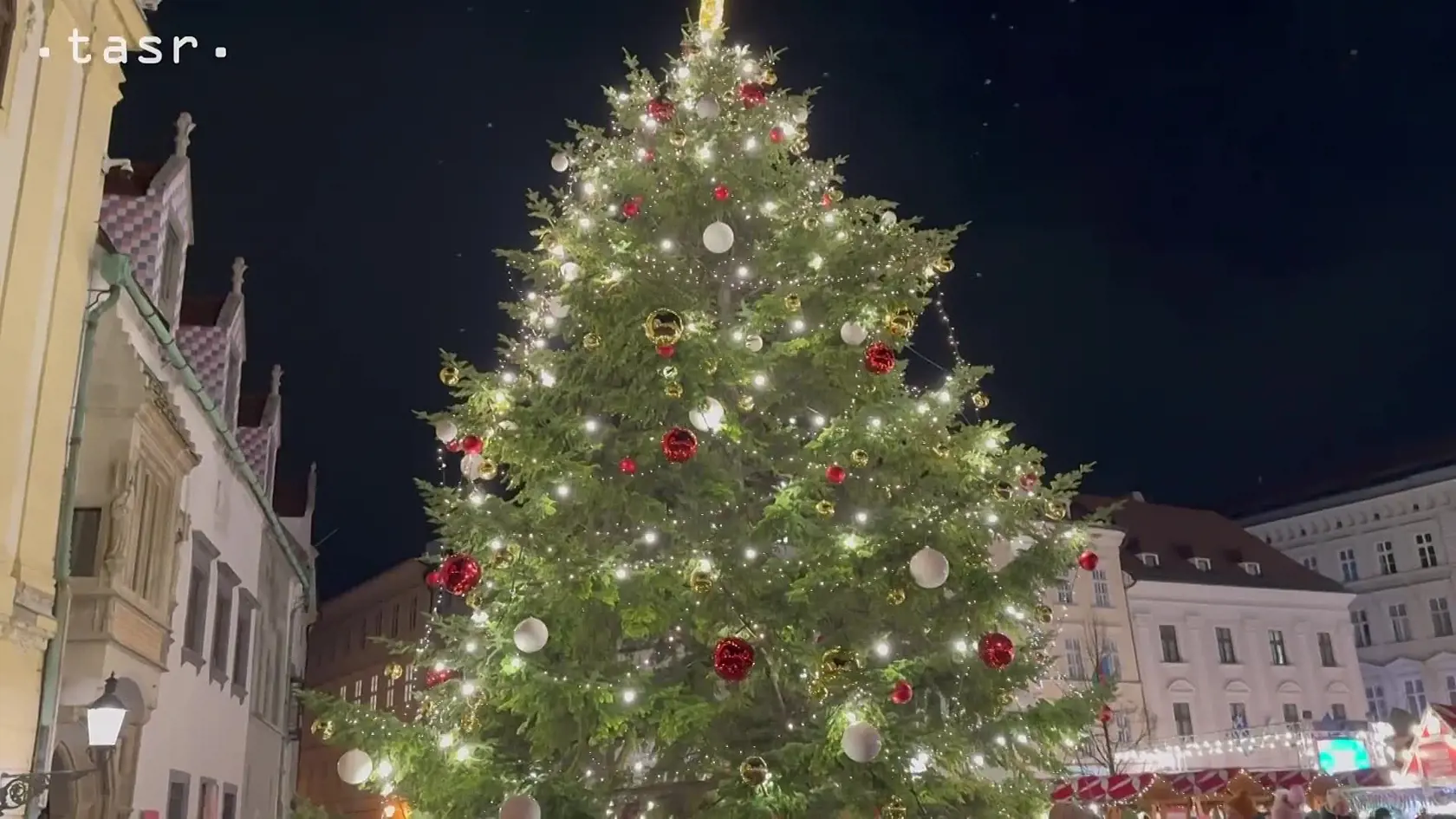 Vianočný stromček na Hlavnom námestí počas jeho rozsvietenia 22. novembra 2024 v Bratislave.