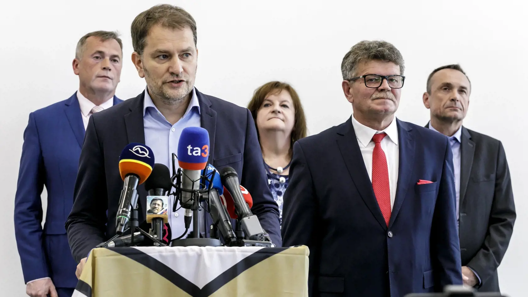 Vicepremiér a minister financií Igor Matovič minulý rok tvrdil, že so zmrazením platov členov vlády ako ani poslancov nemá najmenší problém. „Výrazná väčšina poslancov má salám-párky a berú viac ako 4-tisíc eur v čistom,“ podotkol vtedy Matovič. Naznačil tak, že určití poslanci berú plat a dokopy nič nerobia