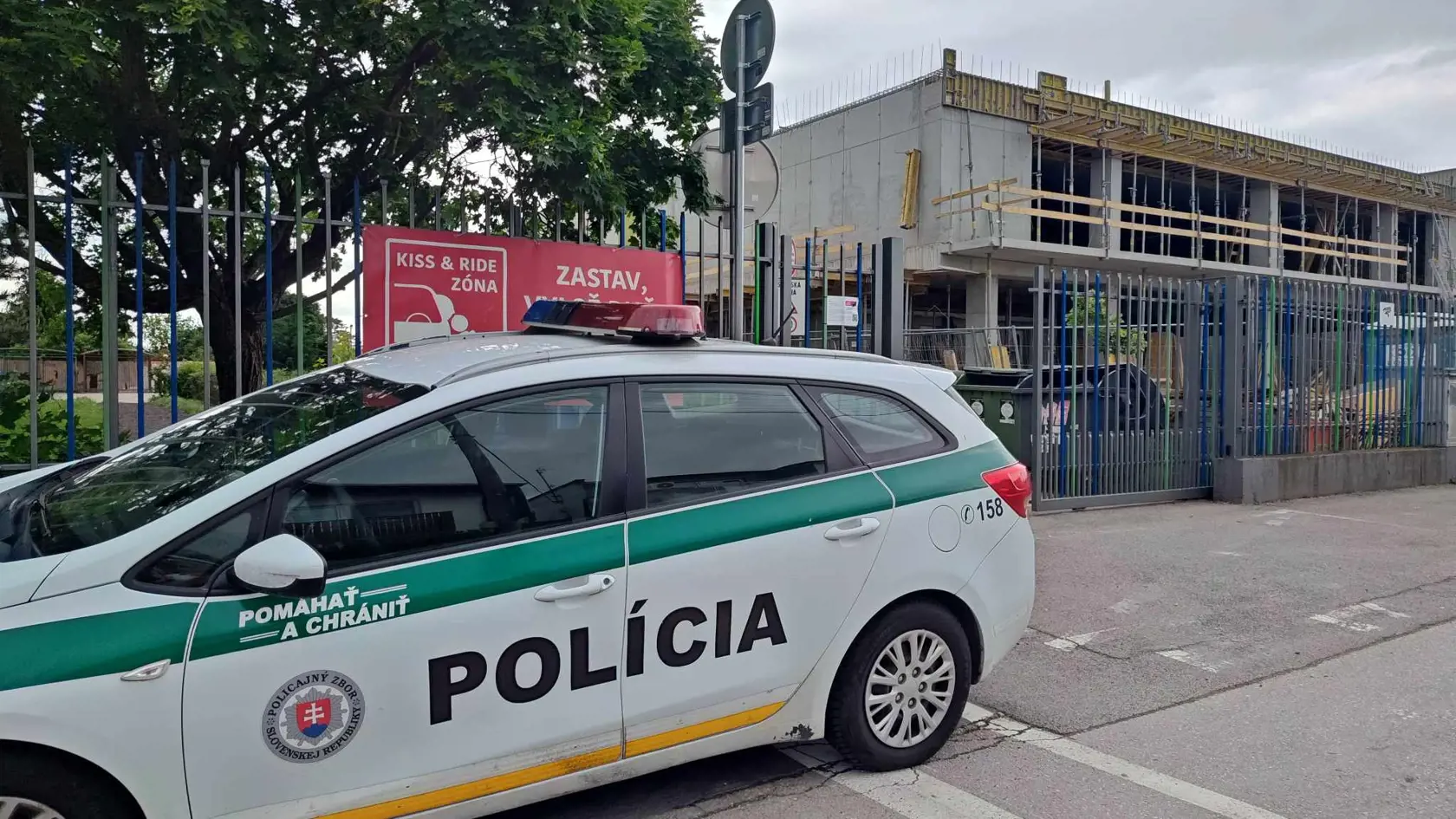 Polícia zasahuje pri základnej škole v Senci, v ktorej bola taktiež nahlásená bomba. Deti tu majú riaditeľské voľno.