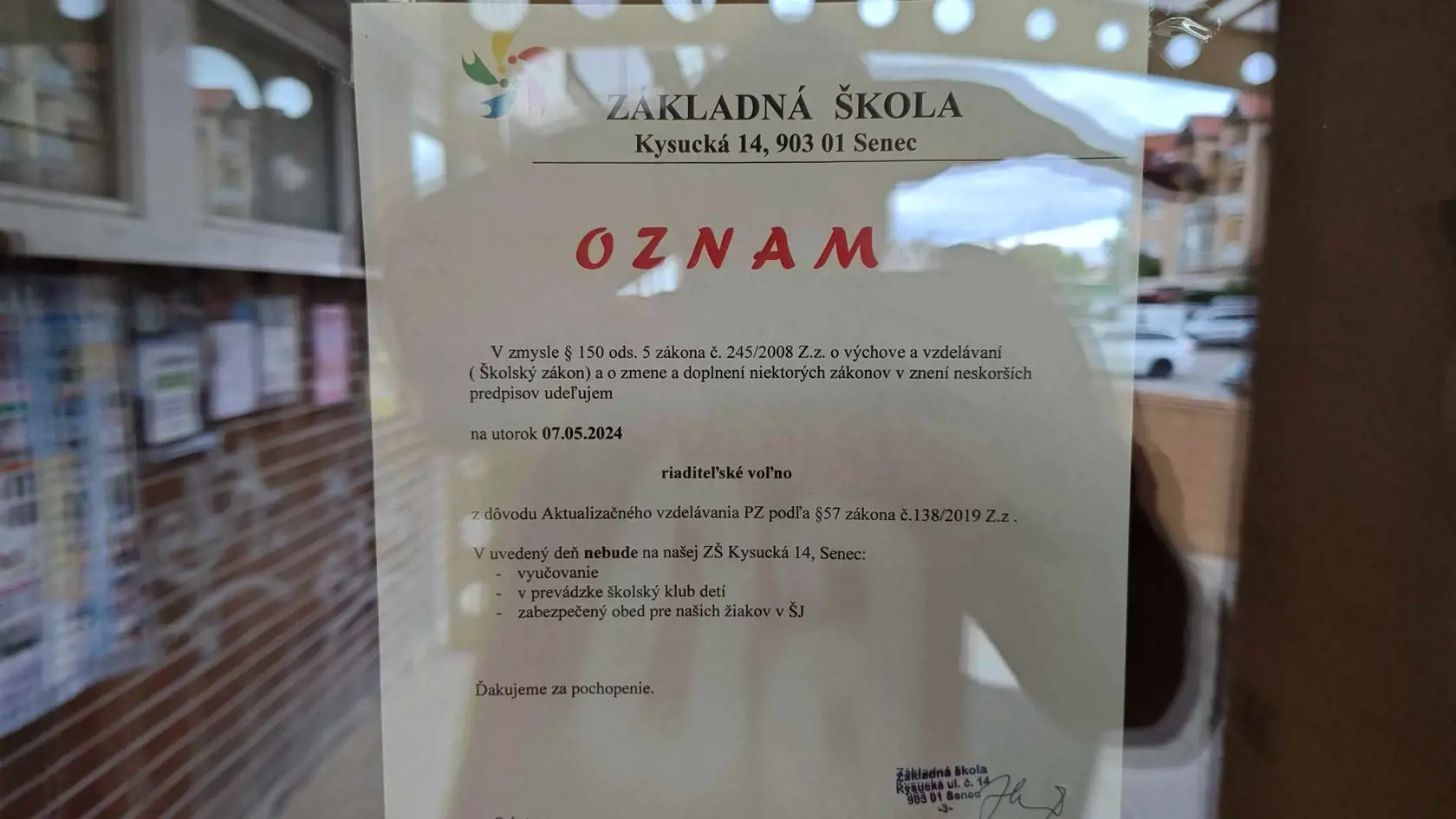 Oznam visiaci na dverách ZŠ Kysucká v Senci.