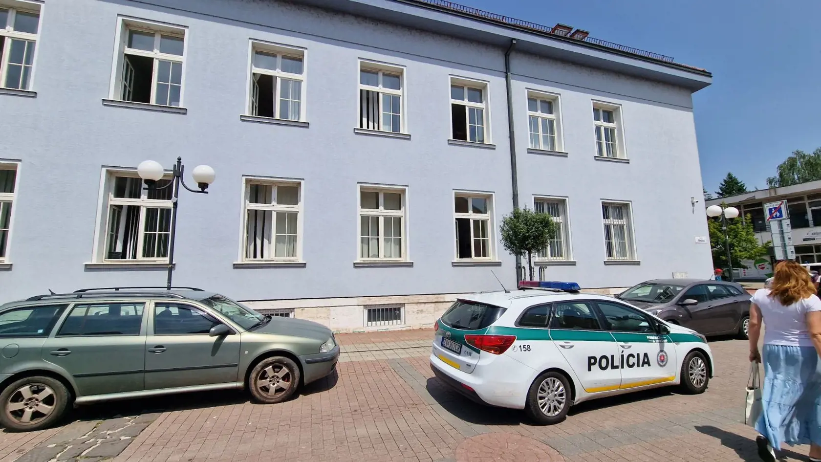 Z okna súdu vyskočil muž, ktorého eskorta ZVJS eskortovala z výkonu trestu na civilné konanie, kde sa riešila úprava styku s deťmi.