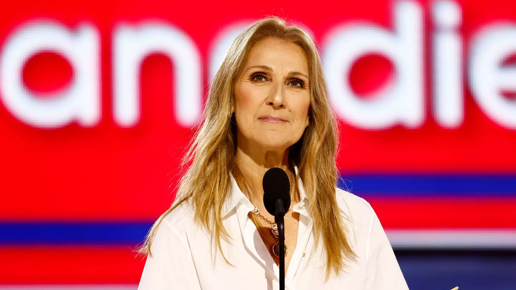 Speváčka Celine Dion dojala fanúšikov k slzám, keď sa v utorok vzácne objavila na semifinále Eurovízie 2025 prostredníctvom videohovoru.