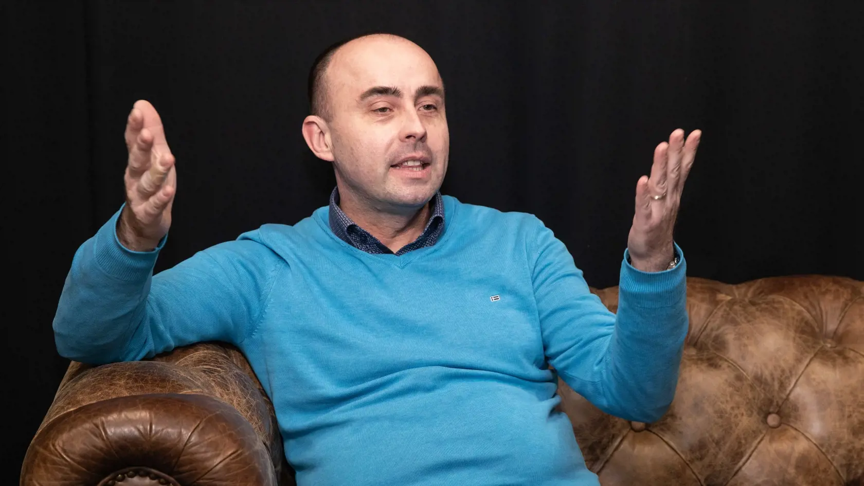 „Ak si bez mihnutia oka dokážu poslanci zvýšiť platy, tak by určite mali zvýšiť platy aj zdravotníkom a učiteľom,“  zdôraznil politológ Štefančík.