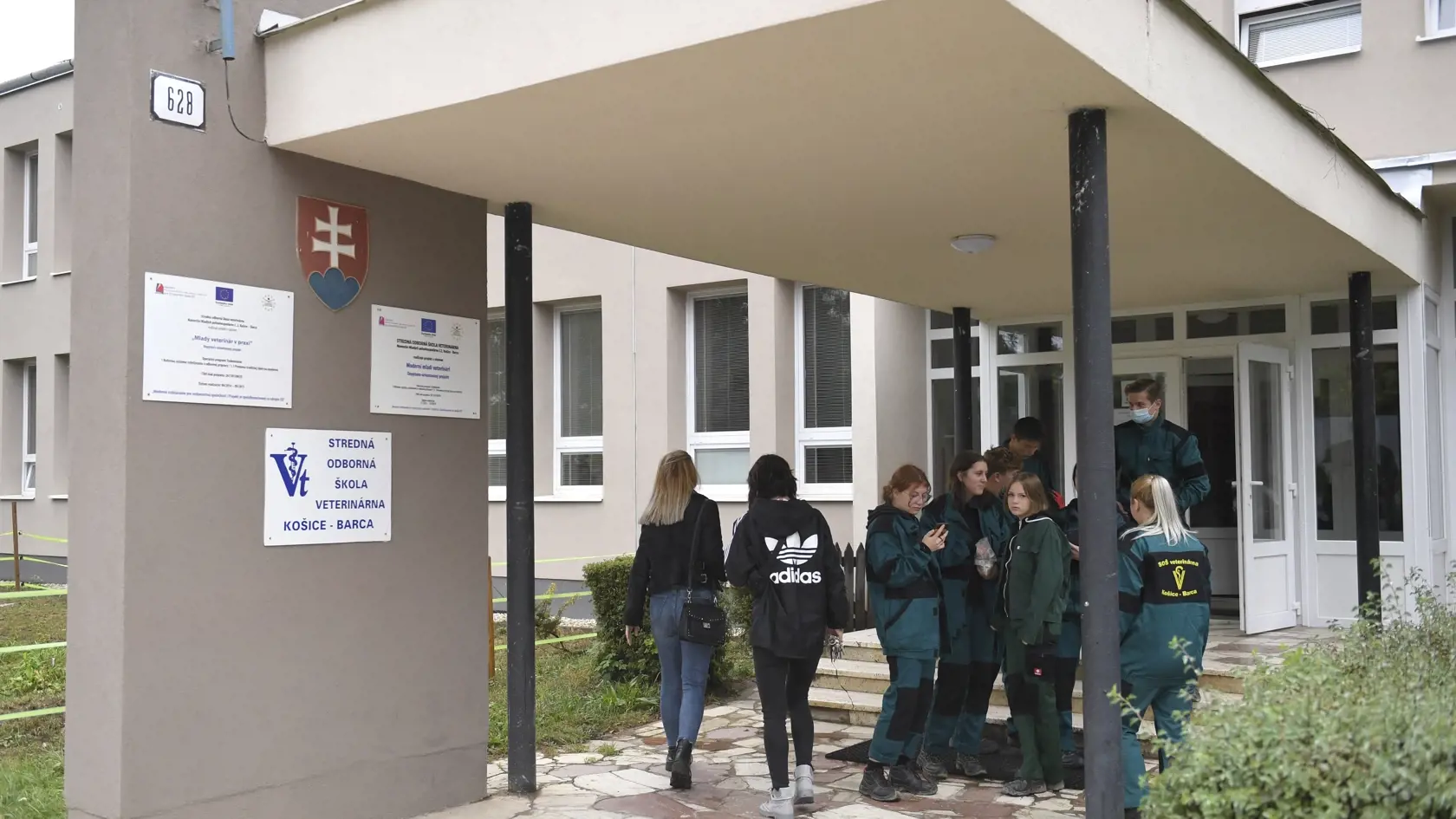 Testovanie, resp. kloktanie, by sa však týkalo zrejme len žiakov druhého stupňa a stredoškolákov. Deti prvého stupňa chodia do škôl už dnes. Tí žiaci a rodičia, ktorí na testy nepôjdu, zostanú v domácom vzdelávaní.