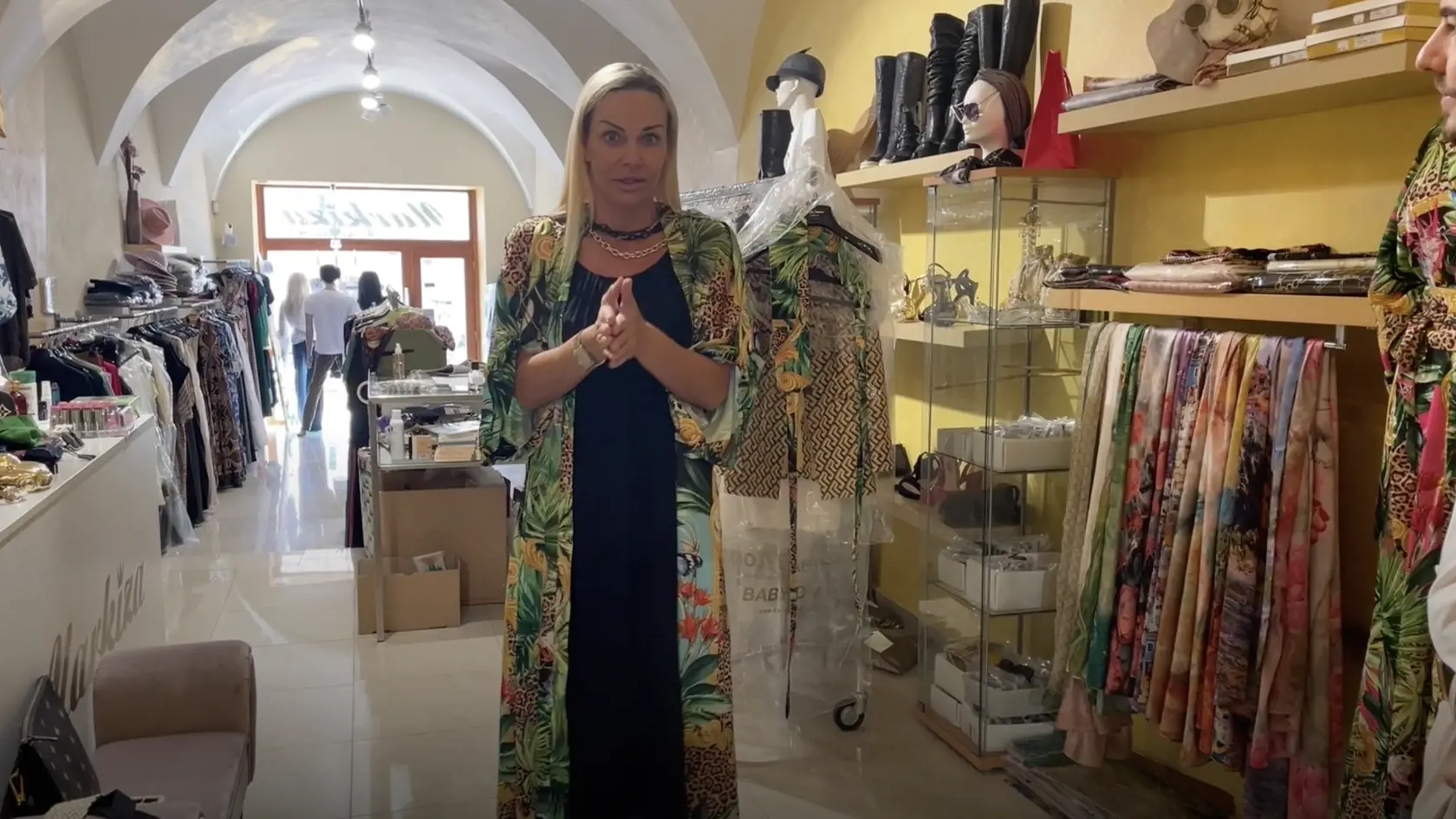 "A Kewko hneď, že práve naopak, je to dobré. Tak potom fajn. A tak mi prischol názov “giacca lunga”,” smeje sa sympatická blondína.