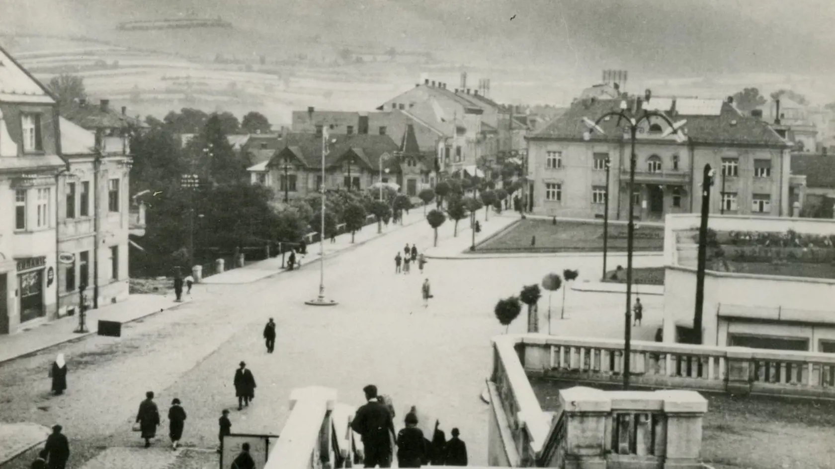 Rok 1927: Pohľad od terasy farského kostola na námestie Andreja Hlinku.