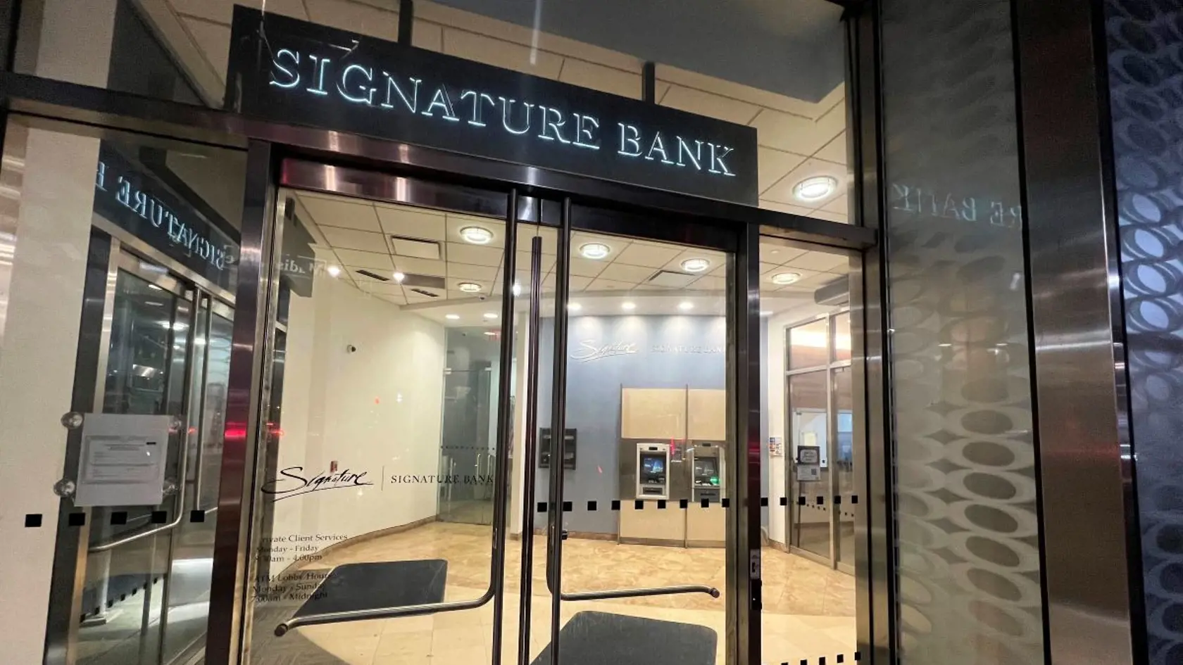 Americké ministerstvo financií v tejto súvislosti uviedlo, že vlastníci vkladov v oboch bankách o svoje peniaze neprídu, zároveň však ubezpečilo, že daňoví poplatníci nebudú znášať následky zatvorenia bánk.