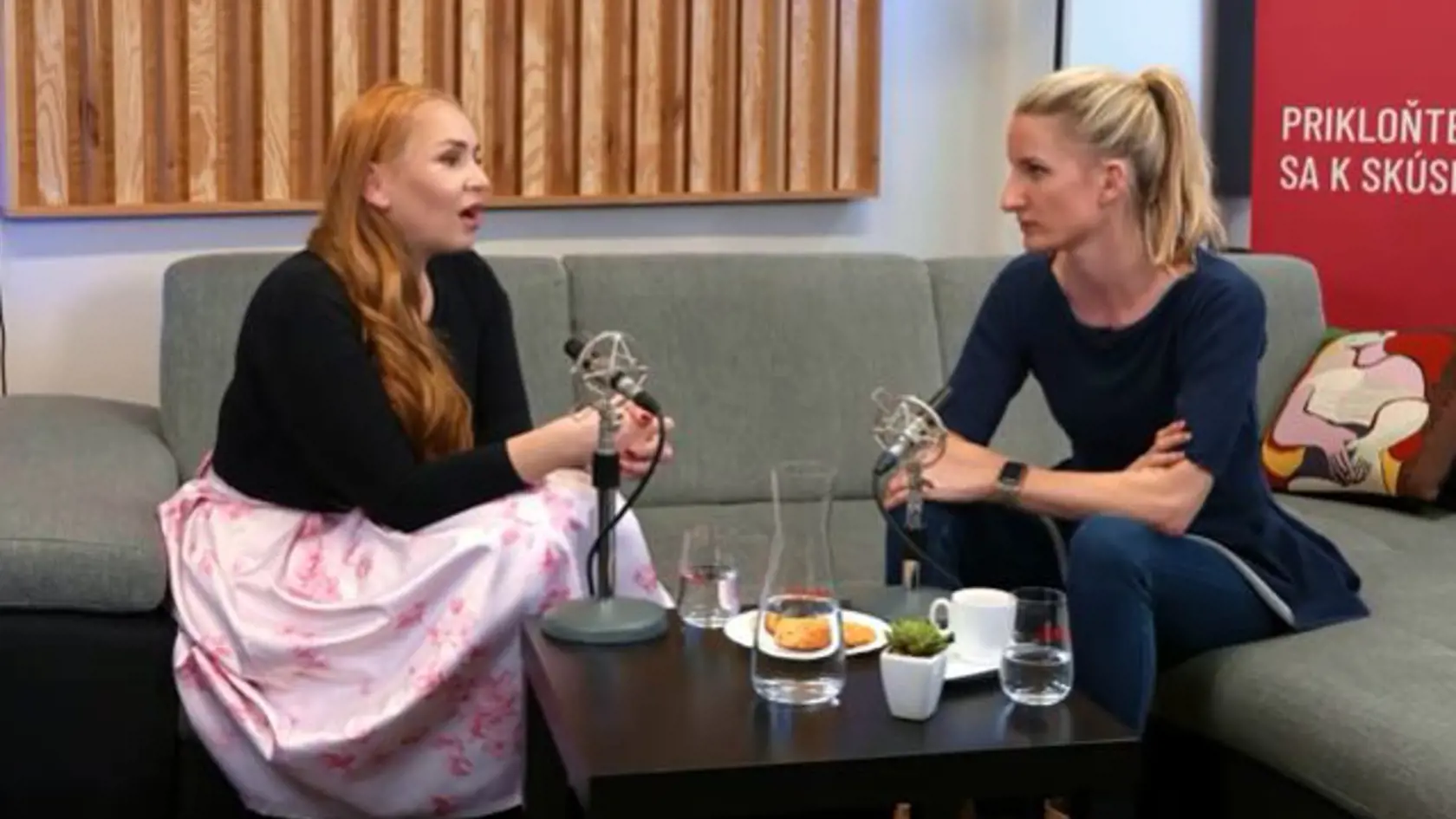 Adela počas rozhovoru pre podcast Pohofka.