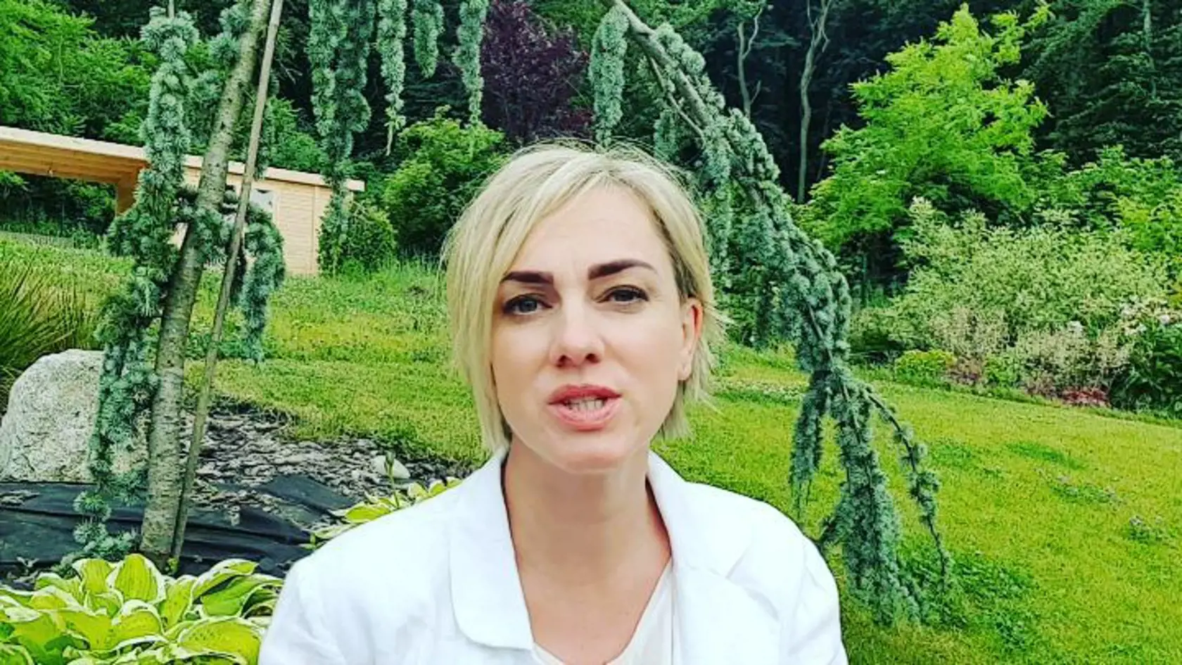Monika vo svojej záhrade.