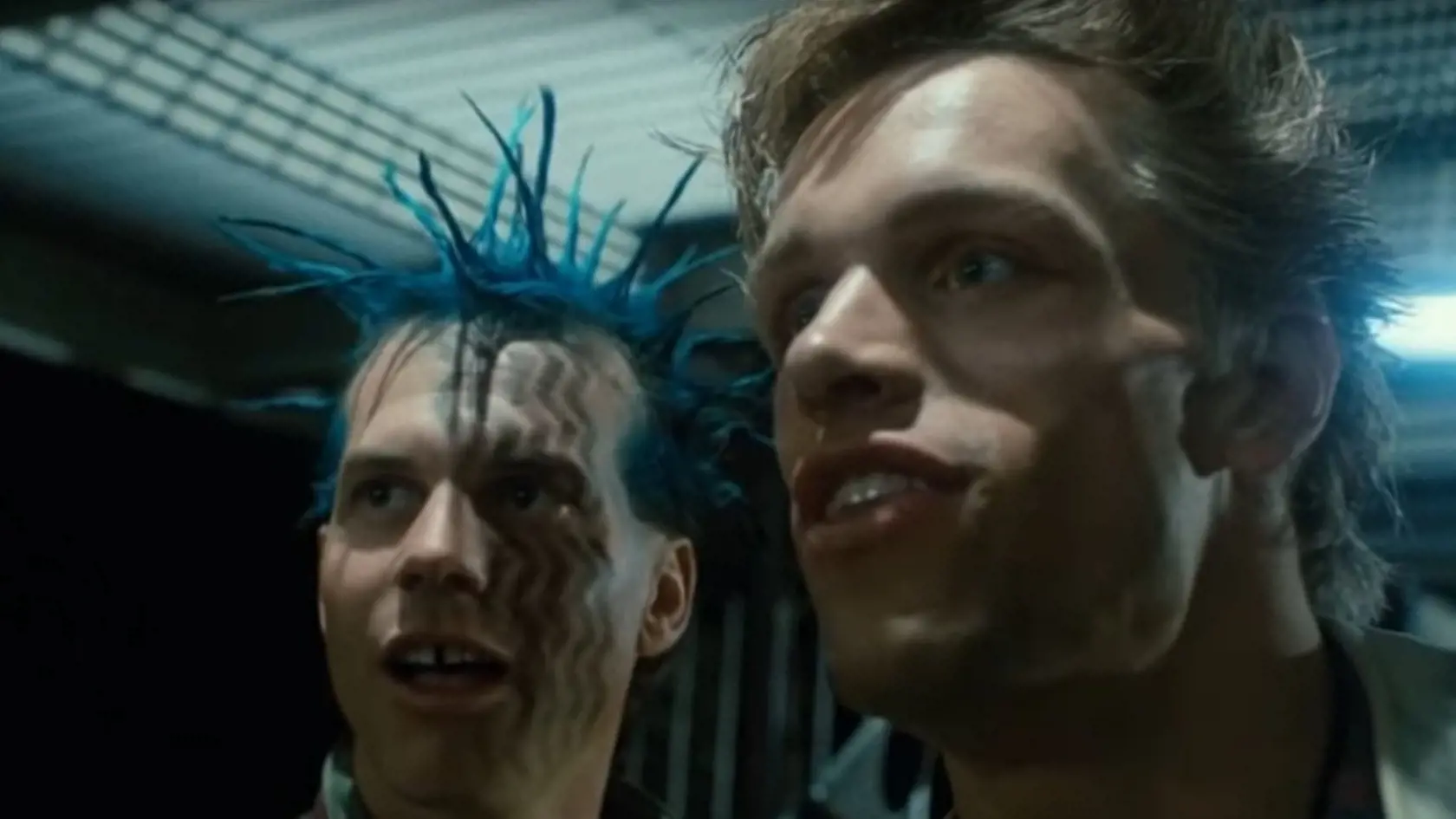 Bill Paxton vo filme &quot;Terminátor&quot;, kde stvárnil vodcu malého gangu pankáčov v jednej z prvých scén.