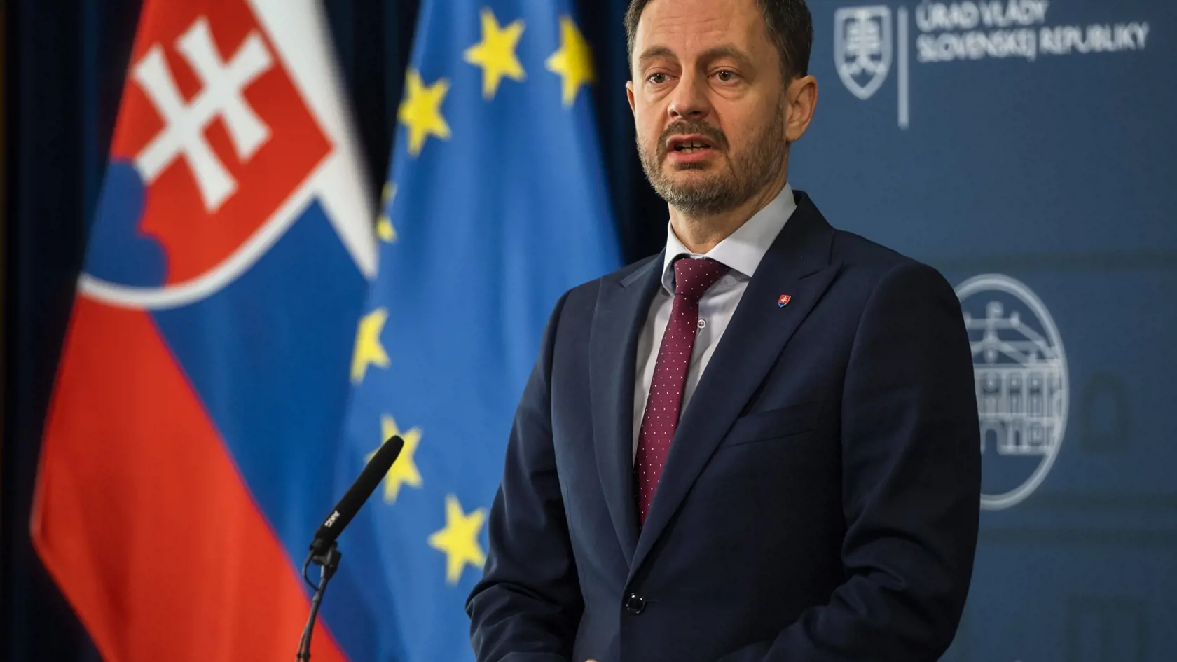 Na snímke predseda vlády SR Eduard Heger počas tlačovej konferencie po rokovaní Vlády SR k poslaniu stíhačiek MIG-29 na Ukrajinu v Bratislave 17. marca 2023. FOTO TASR - Jaroslav Novák
