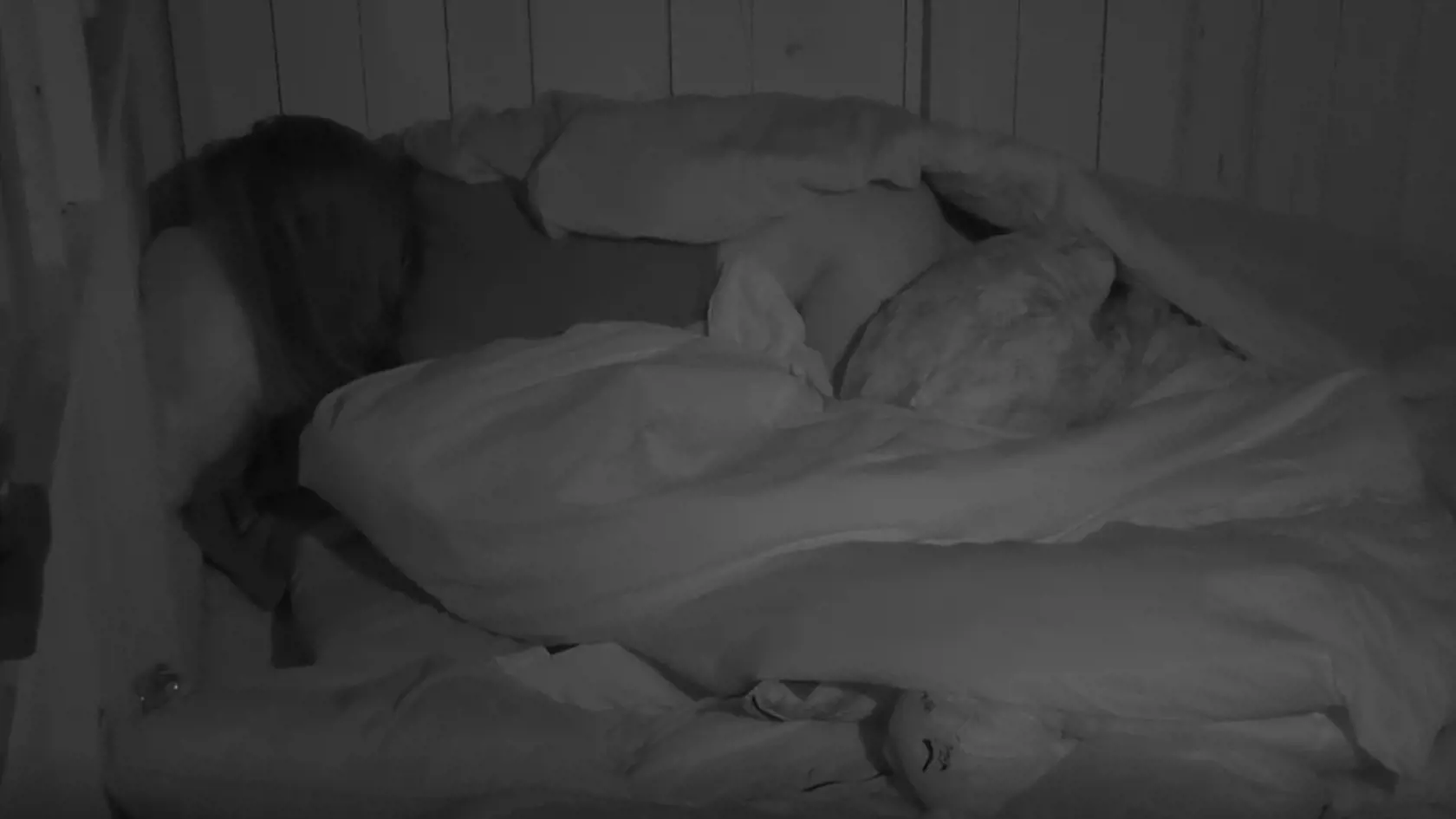 Sára a Erik si užili v sluhovni ďalší sex a Oraváčka ukázala aj to, čo nechcela.