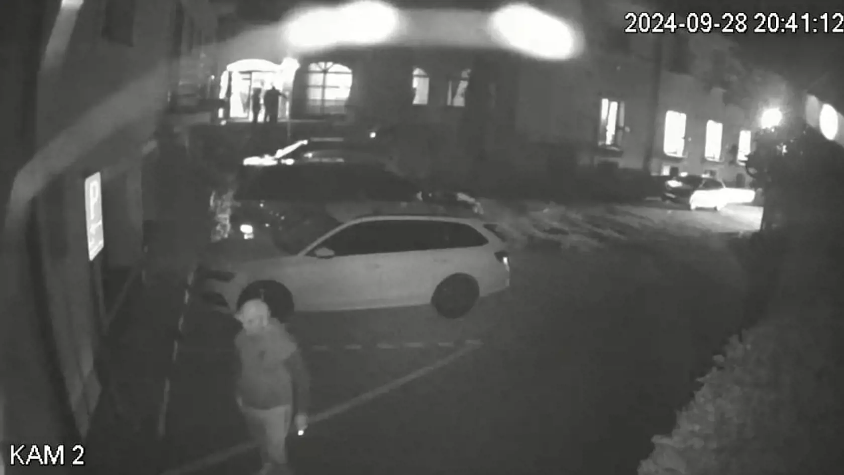 Filipov brat si napokon vyžiadal kamerové záznamy z hotela, ktoré odhalili, ako zlodej s neuveriteľným pokojom otvoril svadobné auto, pohodlne si v ňom posedel niekoľko minút, pričom si vyberal, čo mu prišlo pod ruku.