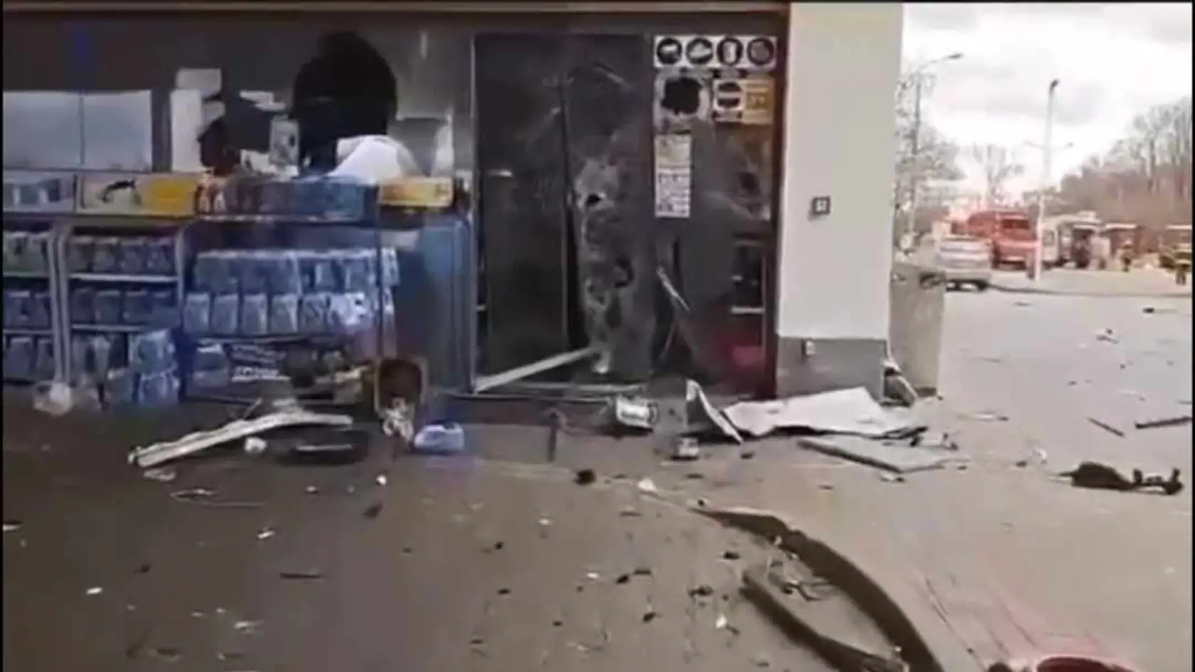 Auto zišlo z diaľnice a vo vysokej rýchlosti napálilo do jedného zo stojanov čerpacej stanice.