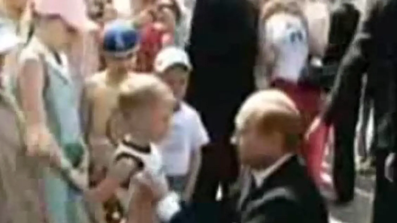 Všetci videli, ako netradične sa Vladimir Putin chová pri stretnutí s malým chlapcom na prehliadke Kremľa.