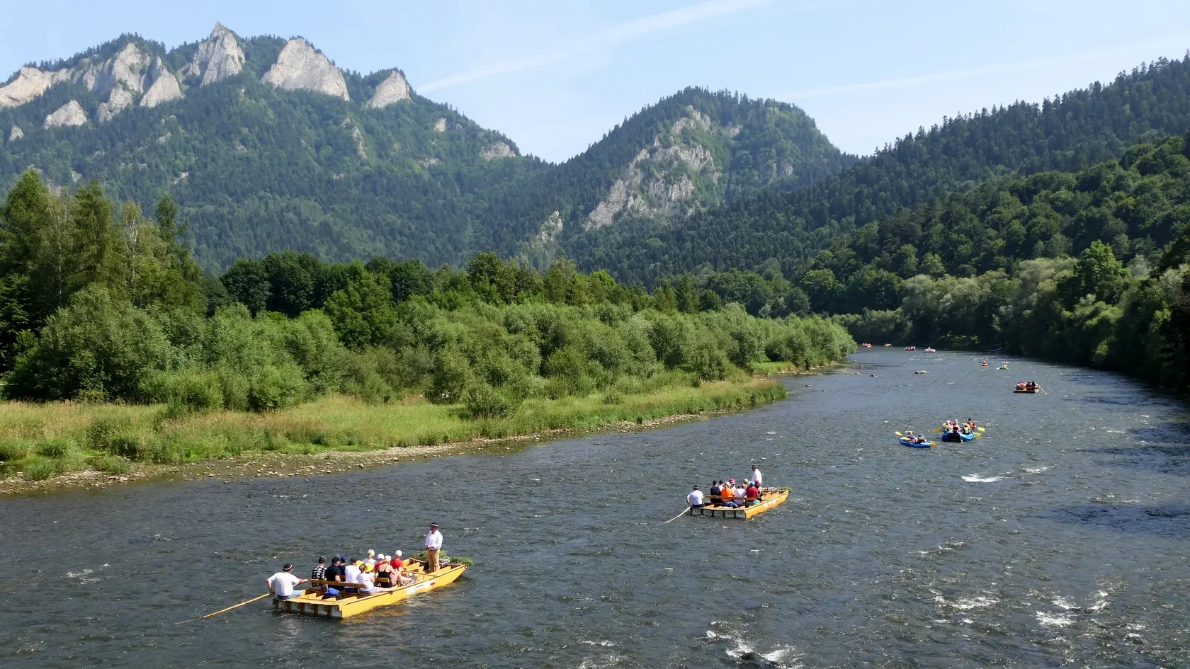 Na snímke turisti na pltiach a nafukovacích raftoch počas plavby po rieke Dunajec v Červenom Kláštore