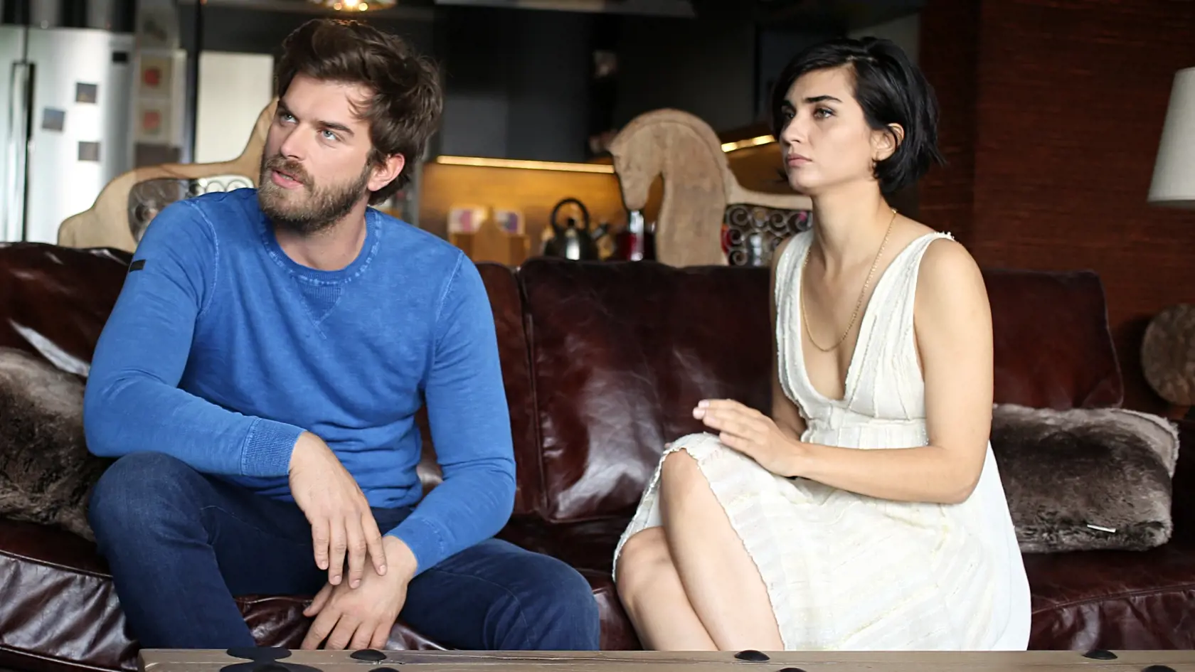 Sühan (Tuba Büyüküstün) a Cesur (Kıvanc Tatlıtug)