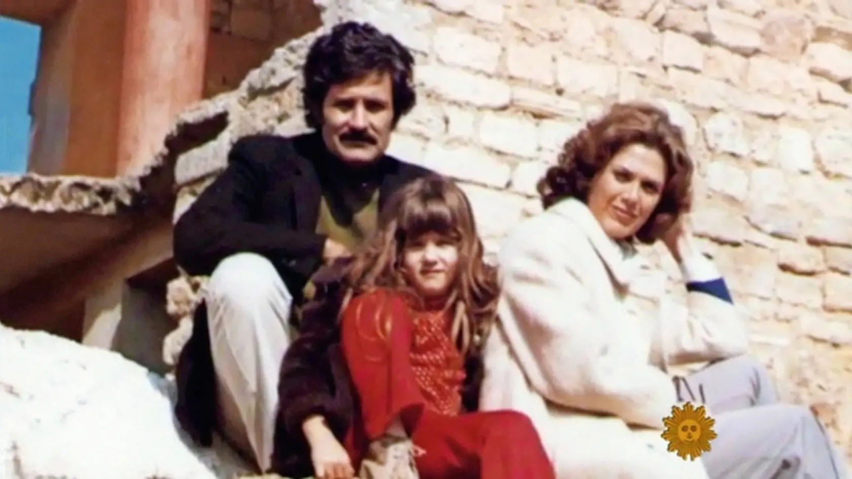 Jenniferin otec John Aniston (82), herec z telenoviel, sa narodil v Grécku. S manželkou Nancy Dowovou sa rozviedol, keď mala ich dcéra deväť rokov.