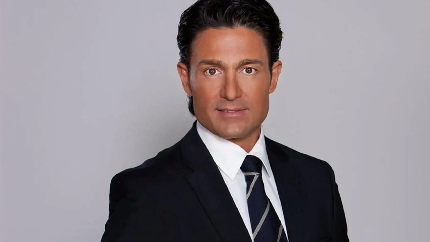 José Armando z Esmeraldy: Fernando Colunga. Herec Fernando Colunga je typickým predstaviteľom seriálov a telenoviel a nejednej babke i vnučke sa z neho podlamovali nohy. Vzťah Josého a Esmeraldy si prešiel mnohými útrapami, no žiadny z nich ani po rokoch nestratil nič zo šarmantného vzhľadu. Fernando má už po päťdesiatke, no aj vo vyššom veku mu to stále svedčí. Jednoducho je to veľký elegán.