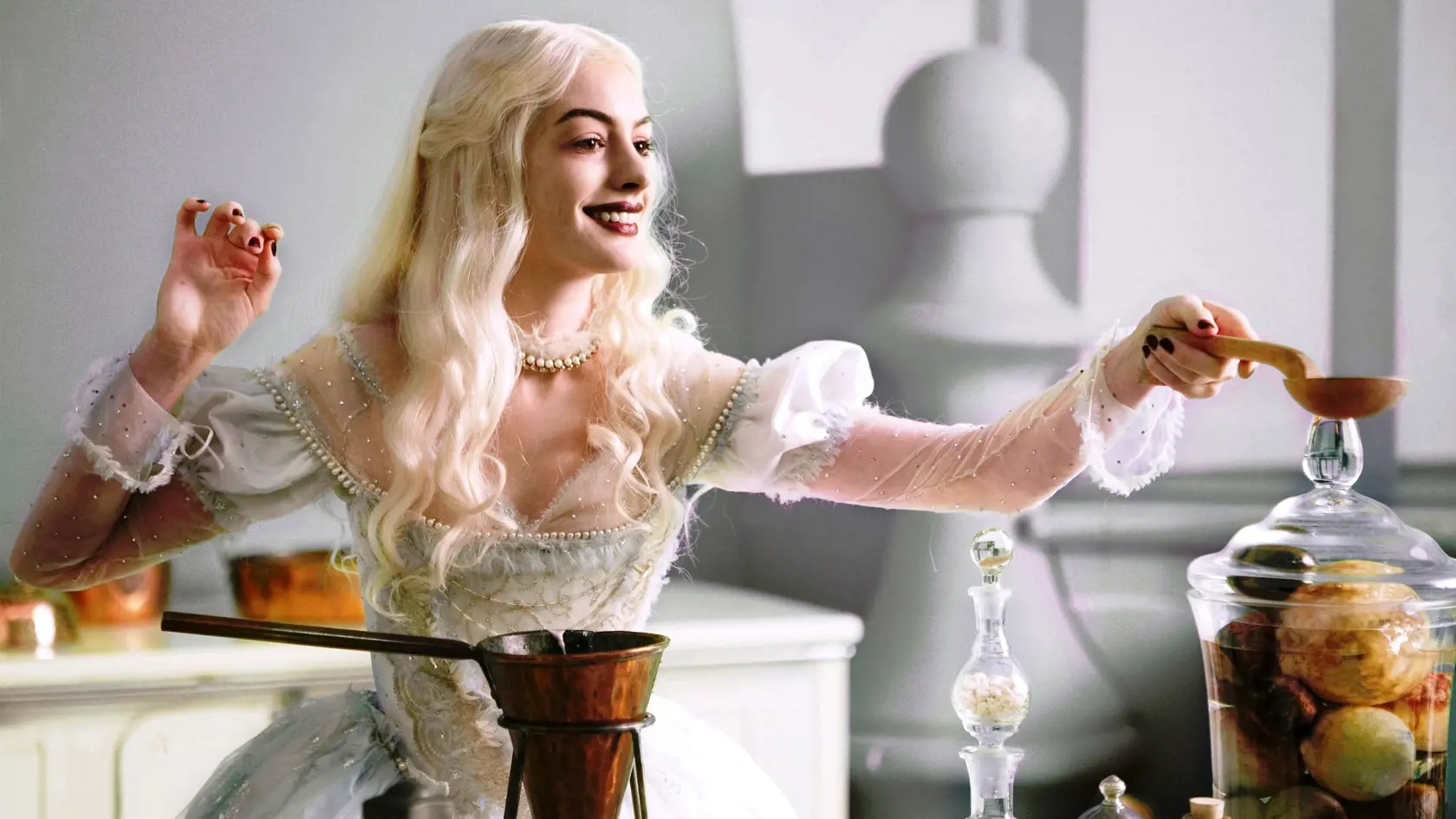 Anne Hathaway vo filme Alica v krajine zázrakov.
