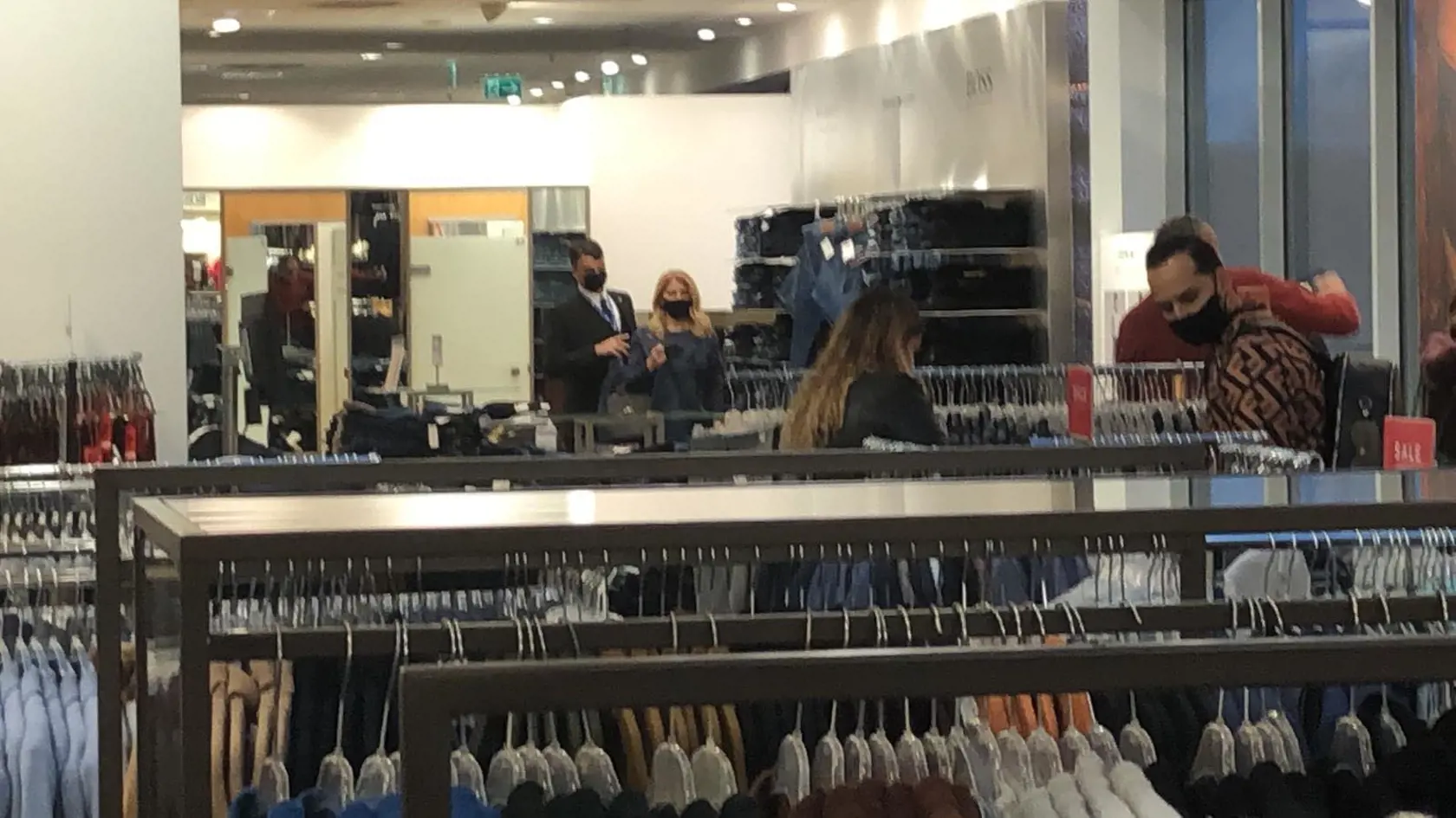 Okrem nohavíc si hlava štátu prezerala aj napríklad svetre.