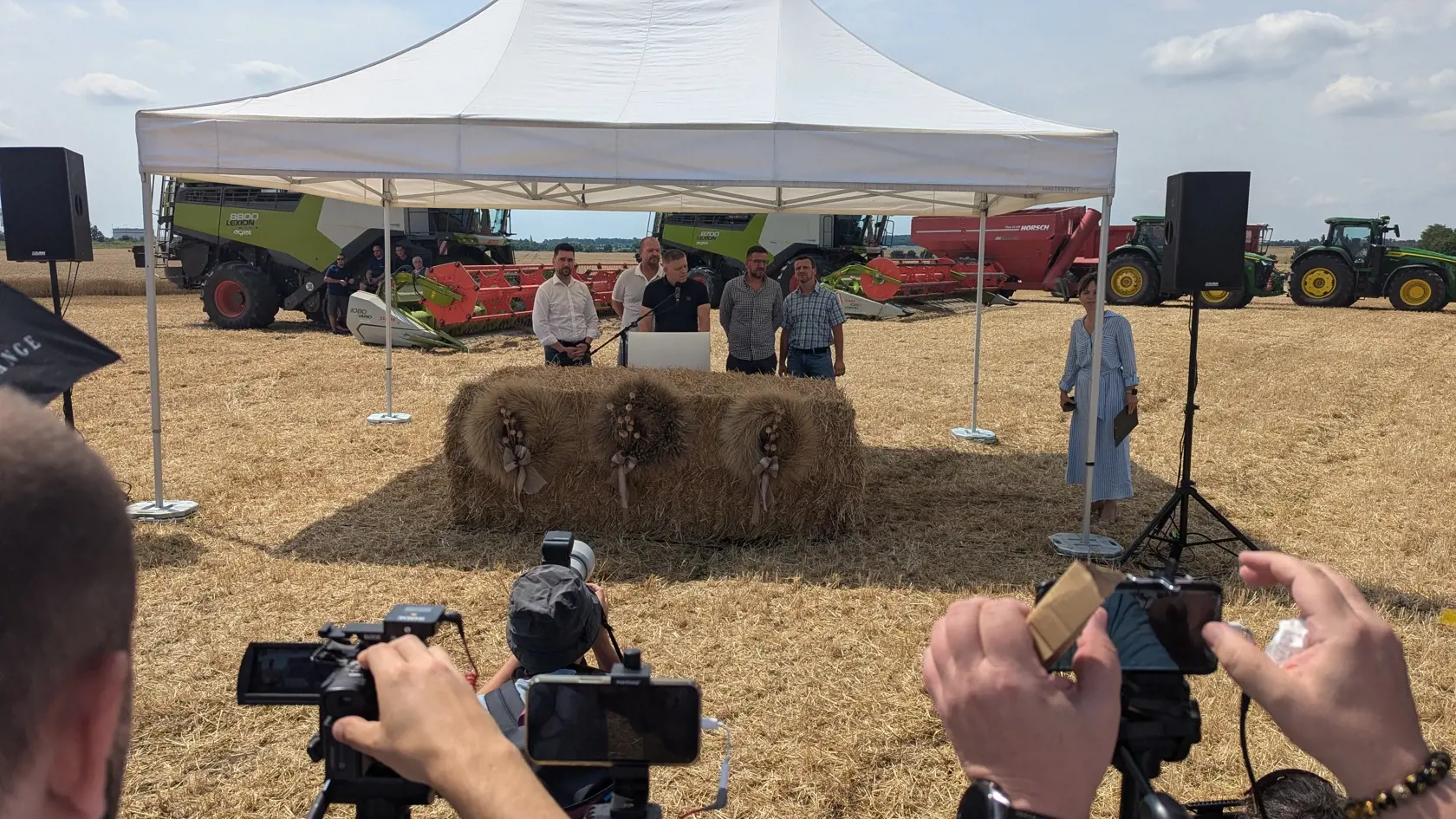 Žatva na poliach Agro Voderady za účasti premiéra Roberta Fica.
