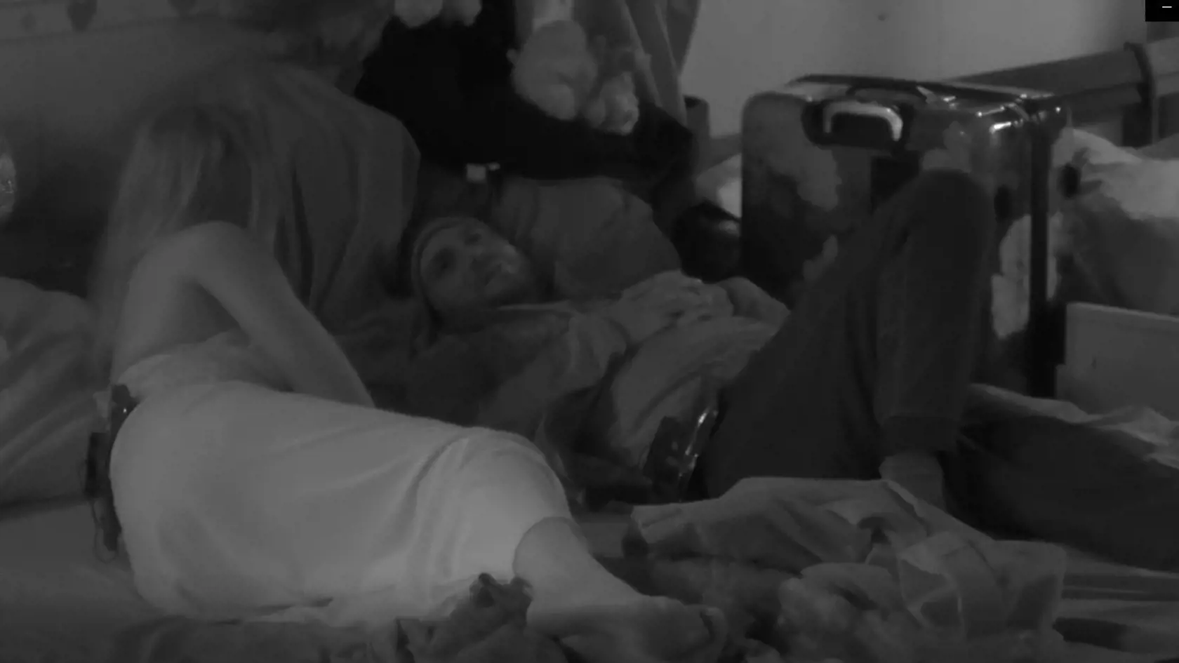 Po ,,svadbe" s Lukášom, skončila Xénia v posteli s Heňom. Dívala sa na neho ako na svätý obrázok.