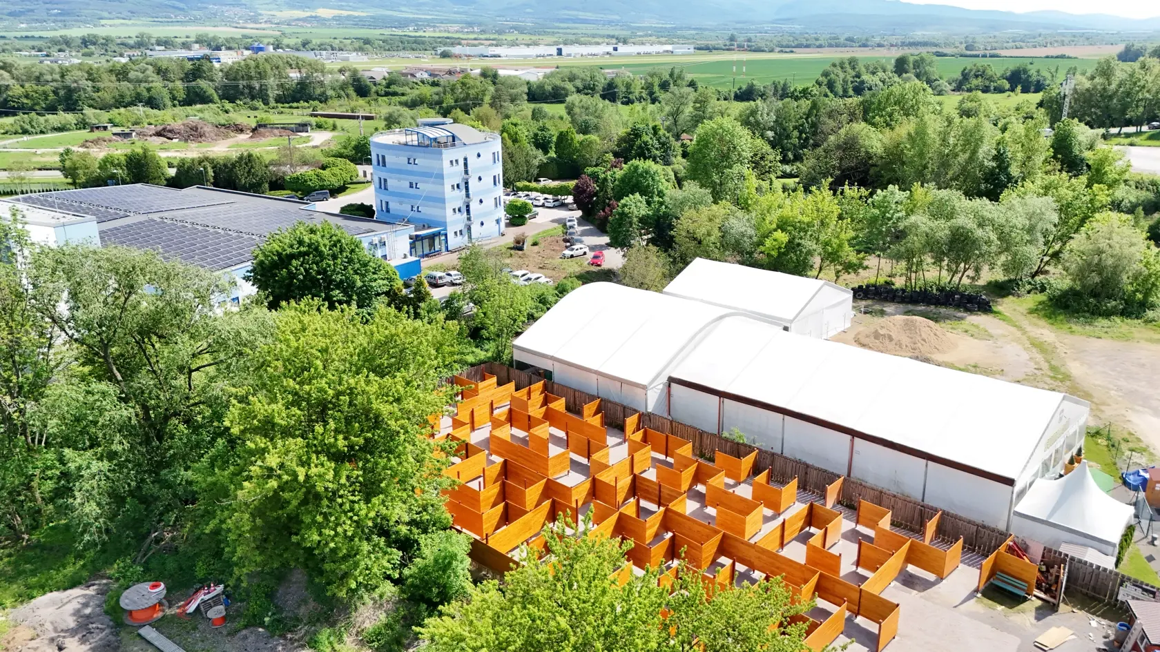 Jednou z atrakcií v Bojniciach je aj drevené bludisko. Aj keď sa zdá, že bludisko sa dá prejsť ľahko, opak je pravdou.