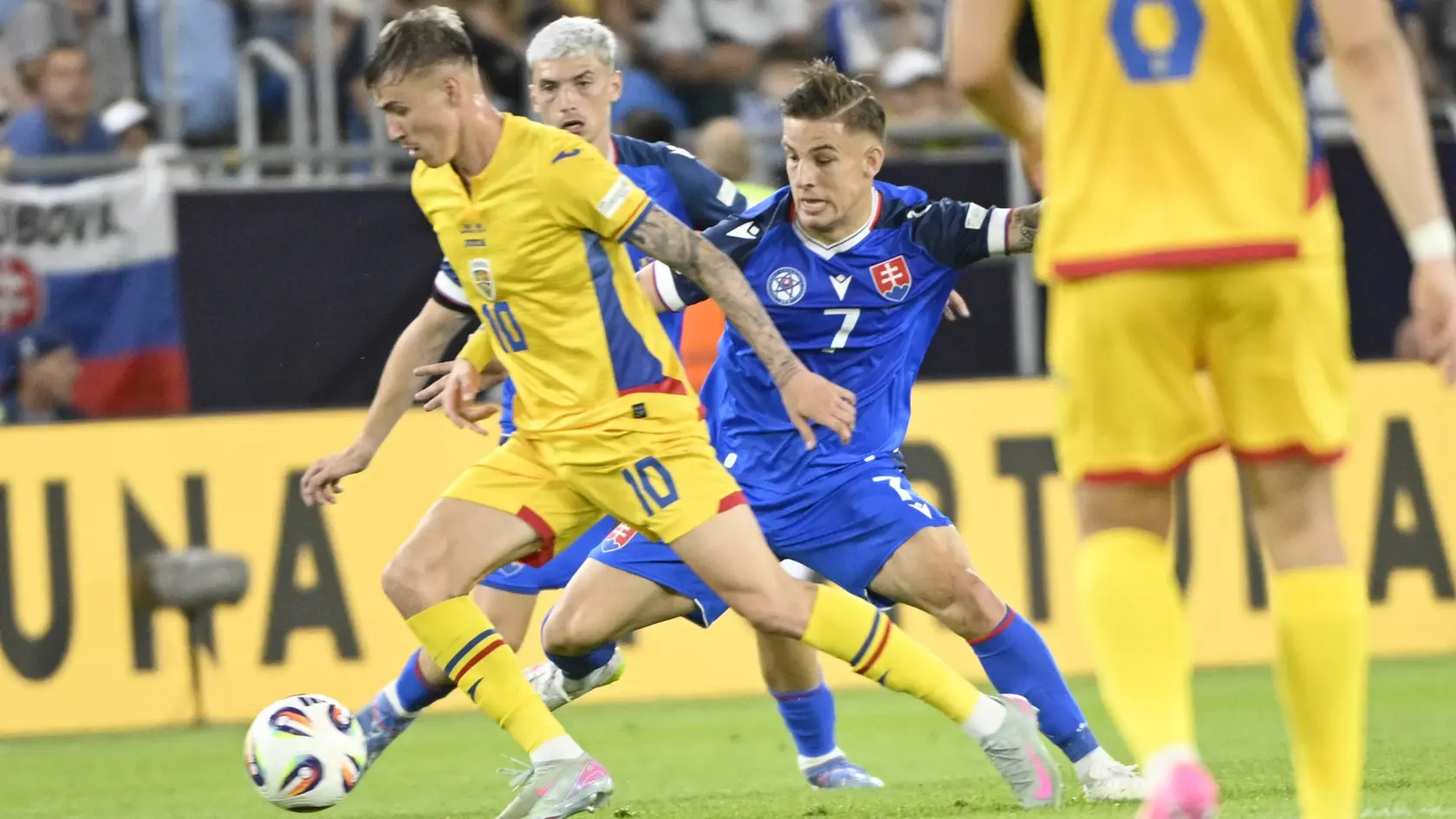 Na snímke vľavo George-Octavian Popescu (Rumunsko) a vpravo Tomáš Suslov (Slovensko) bojujú o loptu počas zápasu základnej A-skupiny Rumunsko - Slovensko.