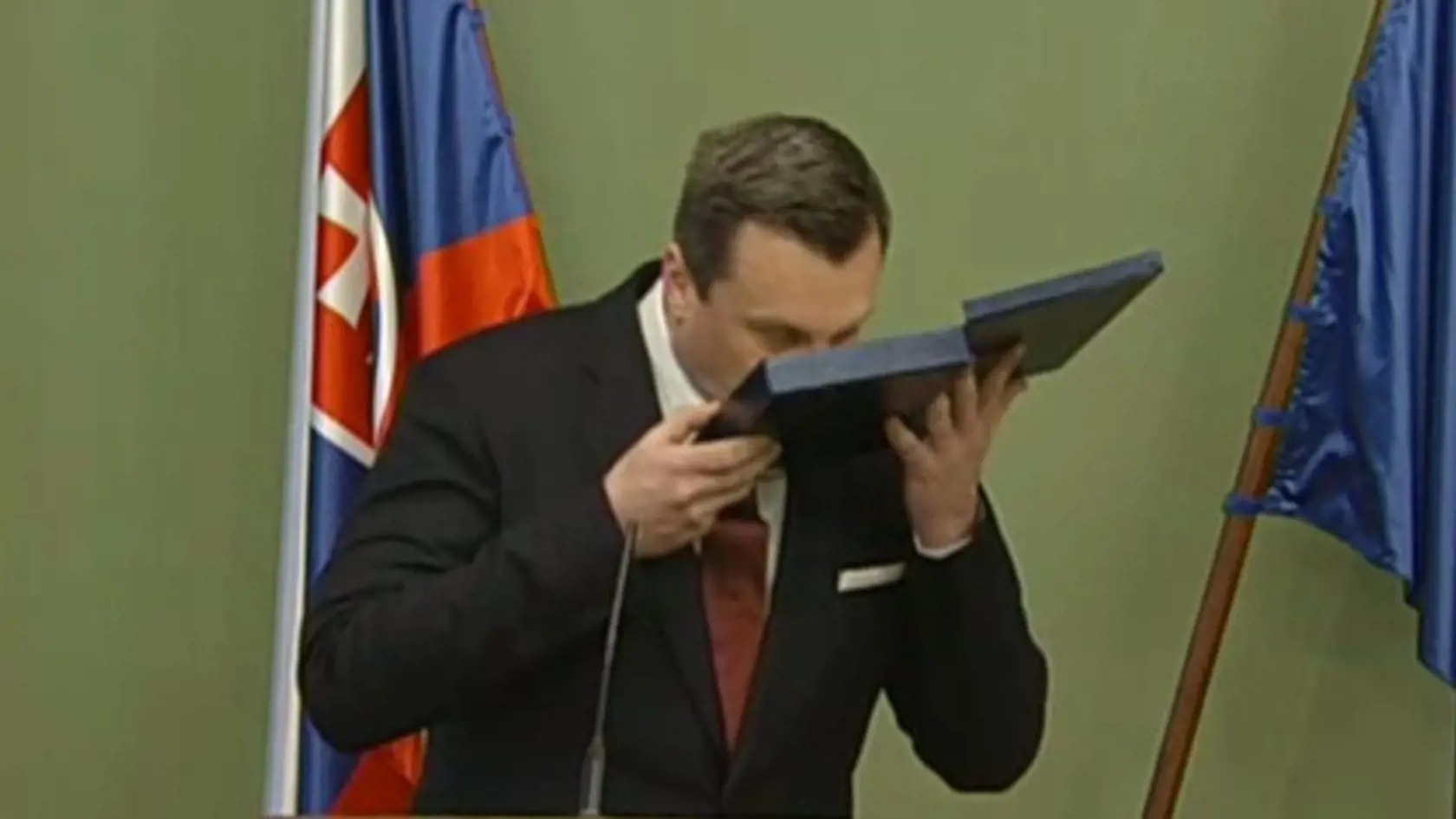 "Postoj SNS k referendu je očakávaný, veď je to opozičná politická strana. Navyše ide o neparlamentnú politickú stranu, ktorá potrebuje vykazovať nejakú aktivitu, pre voličov je to dôkaz, že SNS existuje a pracuje na svojej agende. Avšak, pokiaľ sa predsedom strany stal Andrej Danko, ktorý priviedol tú stranu mimo parlament, len veľmi naivný človek môže predpokladať, že stranu dostane opäť do parlamentu," ukončil Koziak.