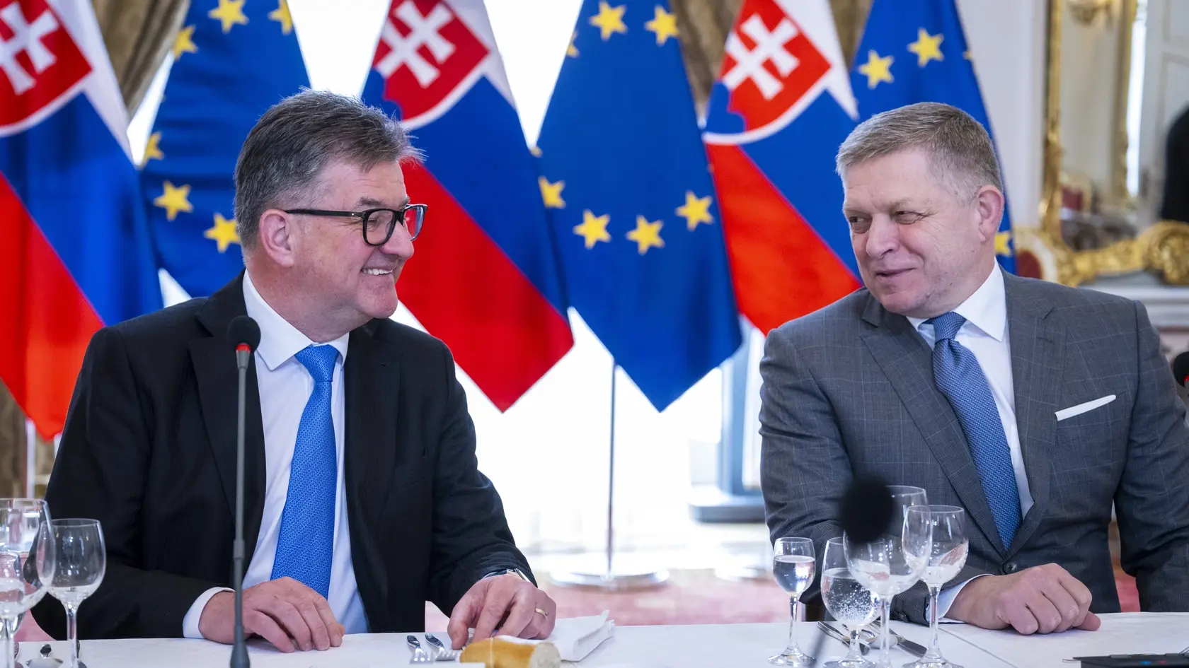 Na snímke sprava predseda vlády SR Robert Fico (Smer-SD) a jeho poradca pre otázky západného Balkánu Miroslav Lajčák počas prijatia delegácie Rady predsedov Valného zhromaždenia (VZ) Organizácie Spojených národov (OSN) na Úrade vlády SR v Bratislave v utorok 8. apríla 2025. FOTO TASR - Jakub Kotian