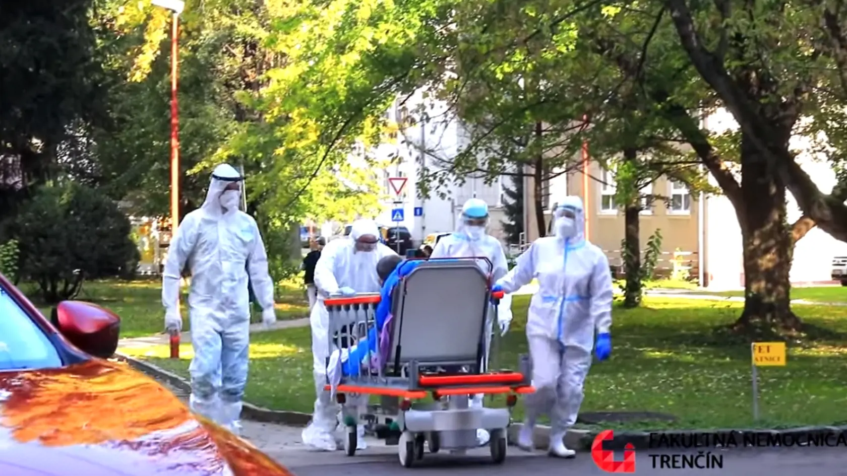 Nemocnica zverejnila video, v ktorom ukazuje, ako sa starajú o pacientov s COVID-19.