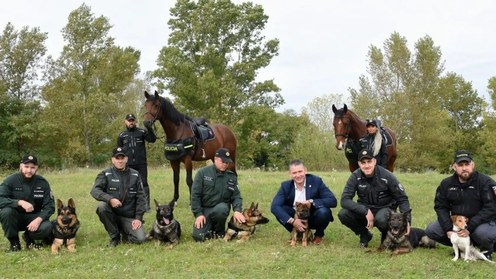 Minister Roman Mikulec pózoval so služobnými zvieratami, ktoré budú hrdinami policajného kalendára.