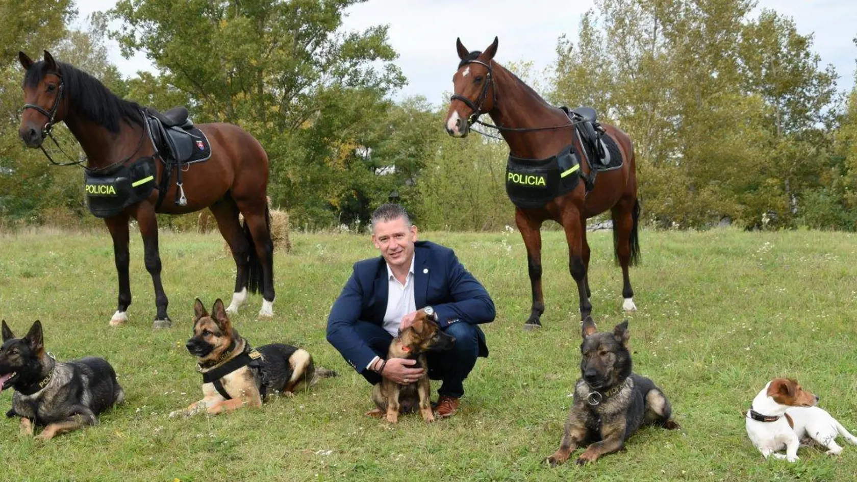 Minister Roman Mikulec pózoval so služobnými zvieratami, ktoré budú hrdinami policajného kalendára.