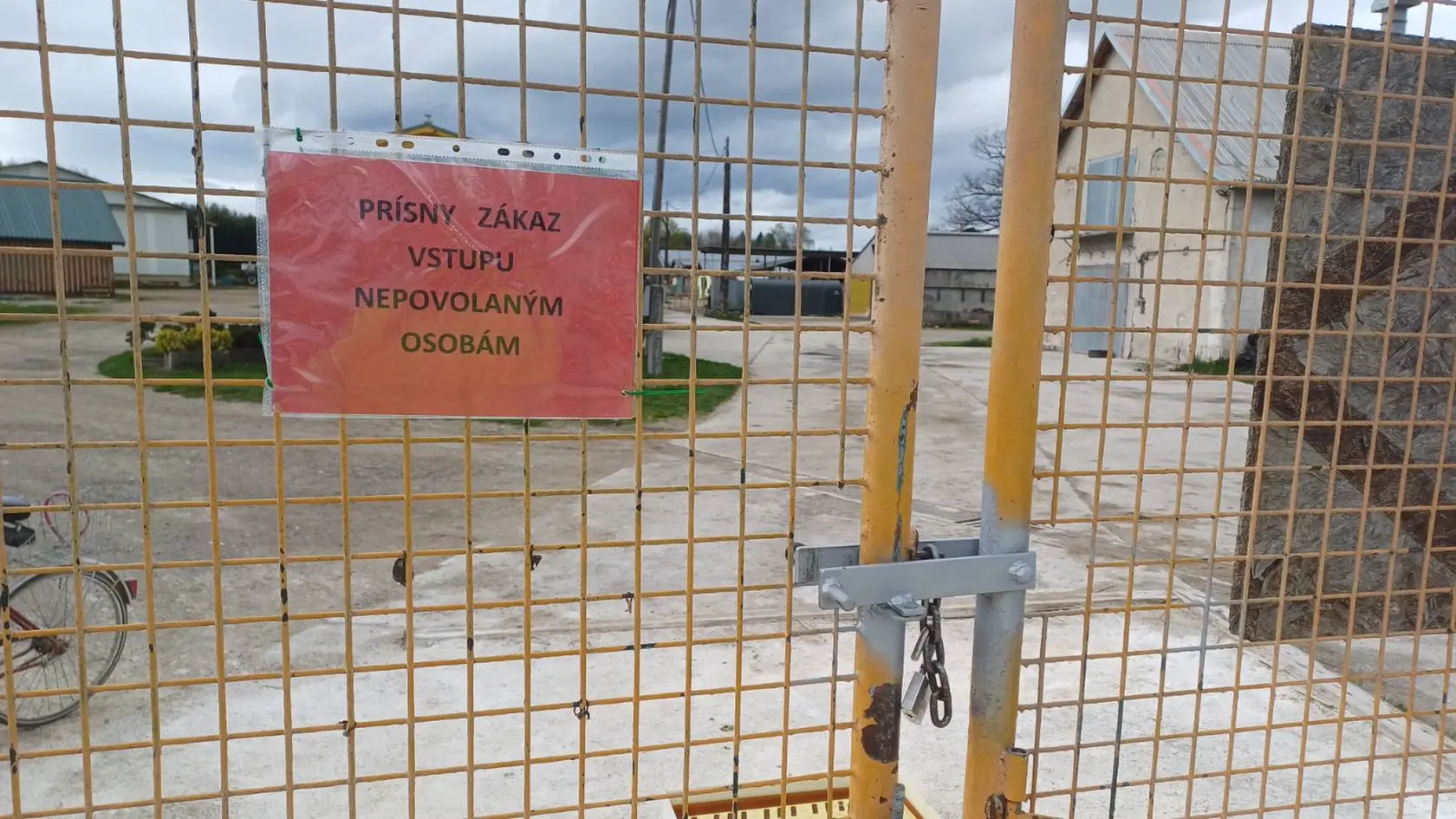 Na farmu môžu vojsť len pracovníci, všetko ostatné sa odohrá pred farmou.