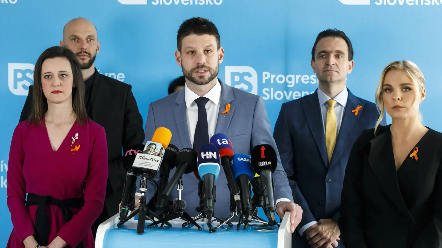 Na snímke zľava diplomatka Ľubica Karvašová, podpredseda hnutia Progresívne Slovensko (PS) Michal Truban, predseda PS Michal Šimečka, expremiér a líder kandidátky PS vo voľbách do Európskeho parlamentu (EP) Ľudovít Ódor a moderátorka Veronika Cifrová Ostrihoňová.