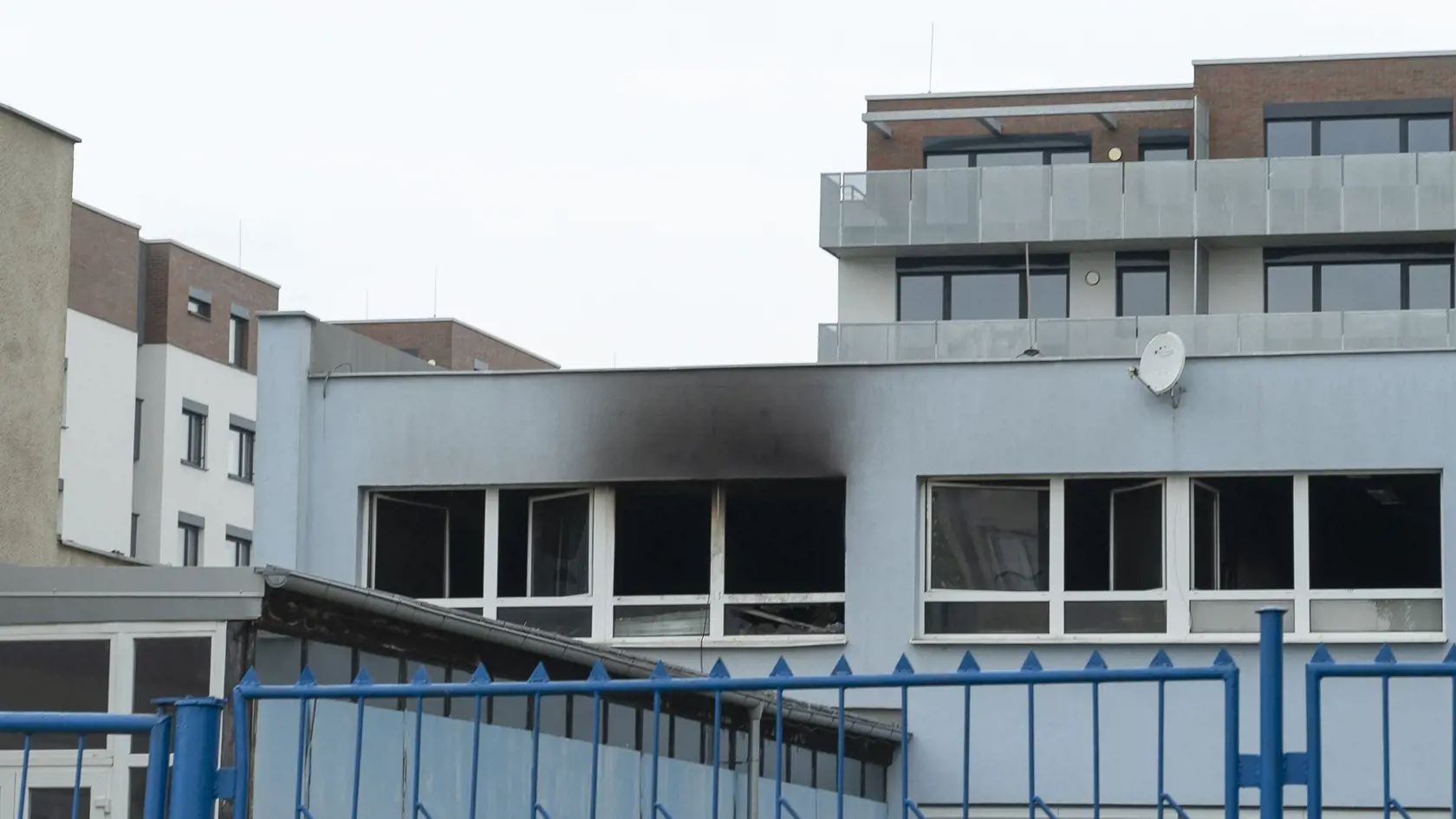 Na bratislavskej škole na Skalickej ulici došlo k sobotu (1.7.) k tragickému incidentu. V priestoroch zborovne vypukol požiar, ktorý sa začal šíriť ďalej. Privolaní hasiči po jeho uhasení našli na mieste telo muža bez známok života.